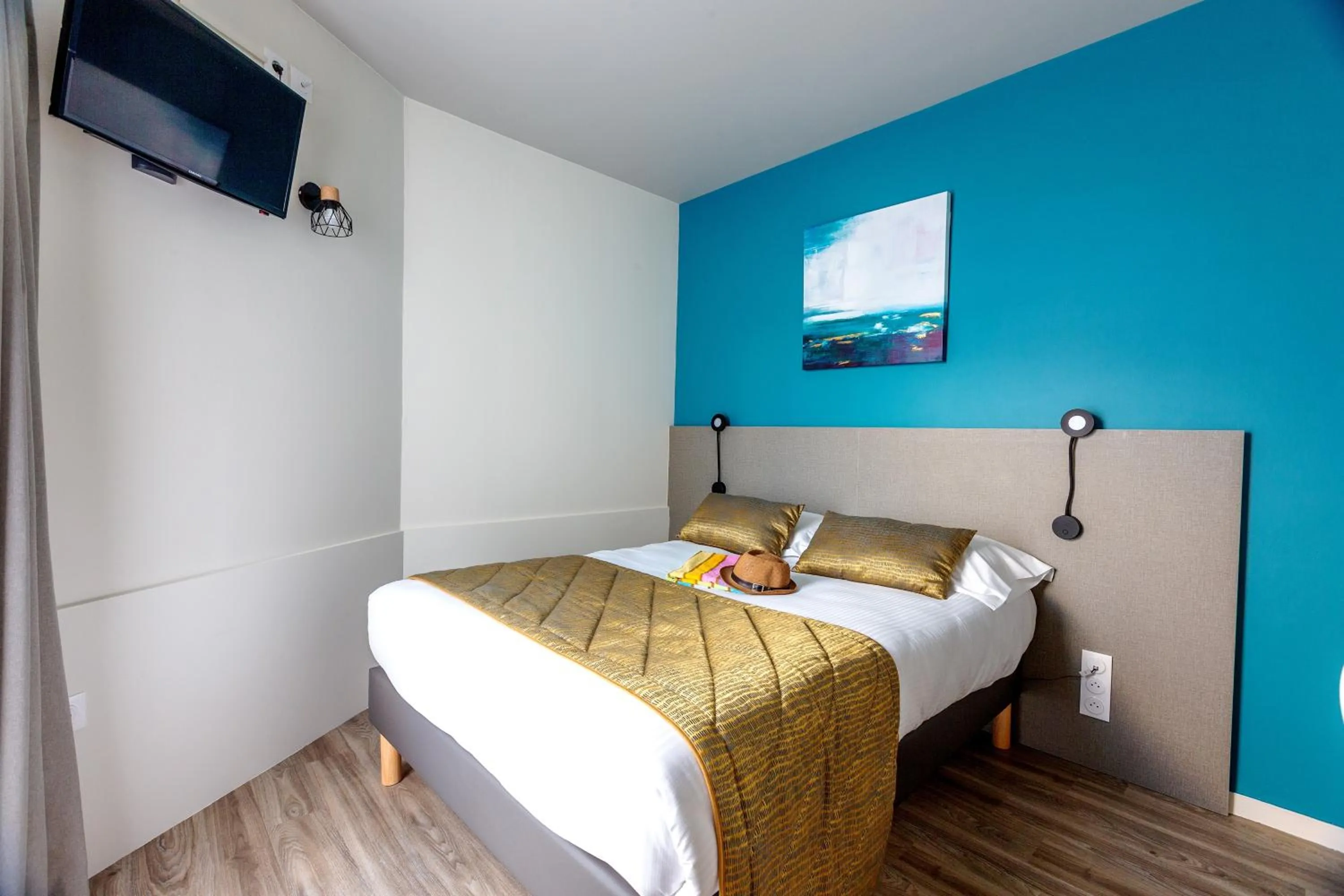 Bed in Hôtel Restaurant Le Grand Large - Face à la plage - Ile de Ré