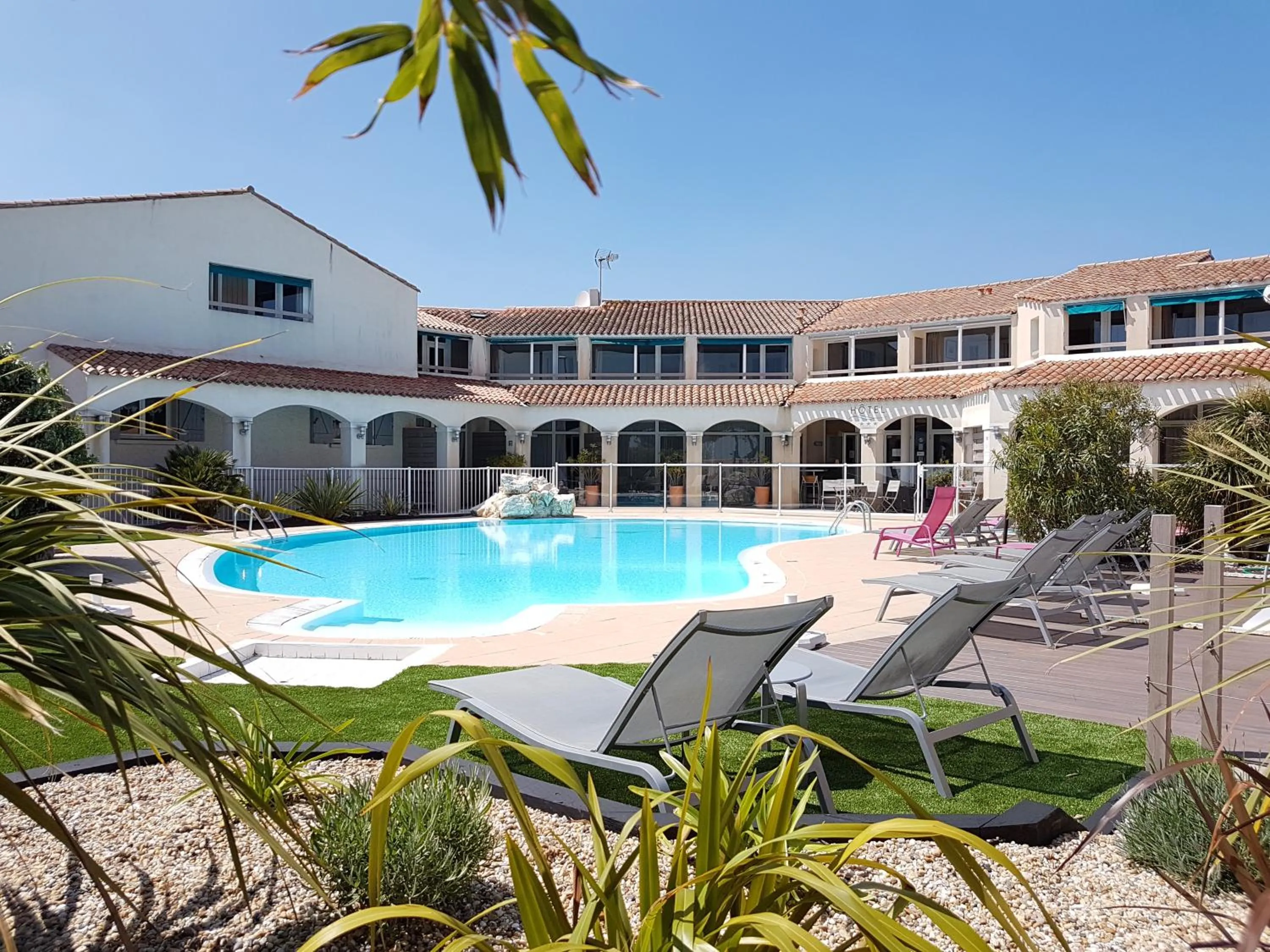 Hôtel Restaurant Le Grand Large - Face à la plage - Ile de Ré