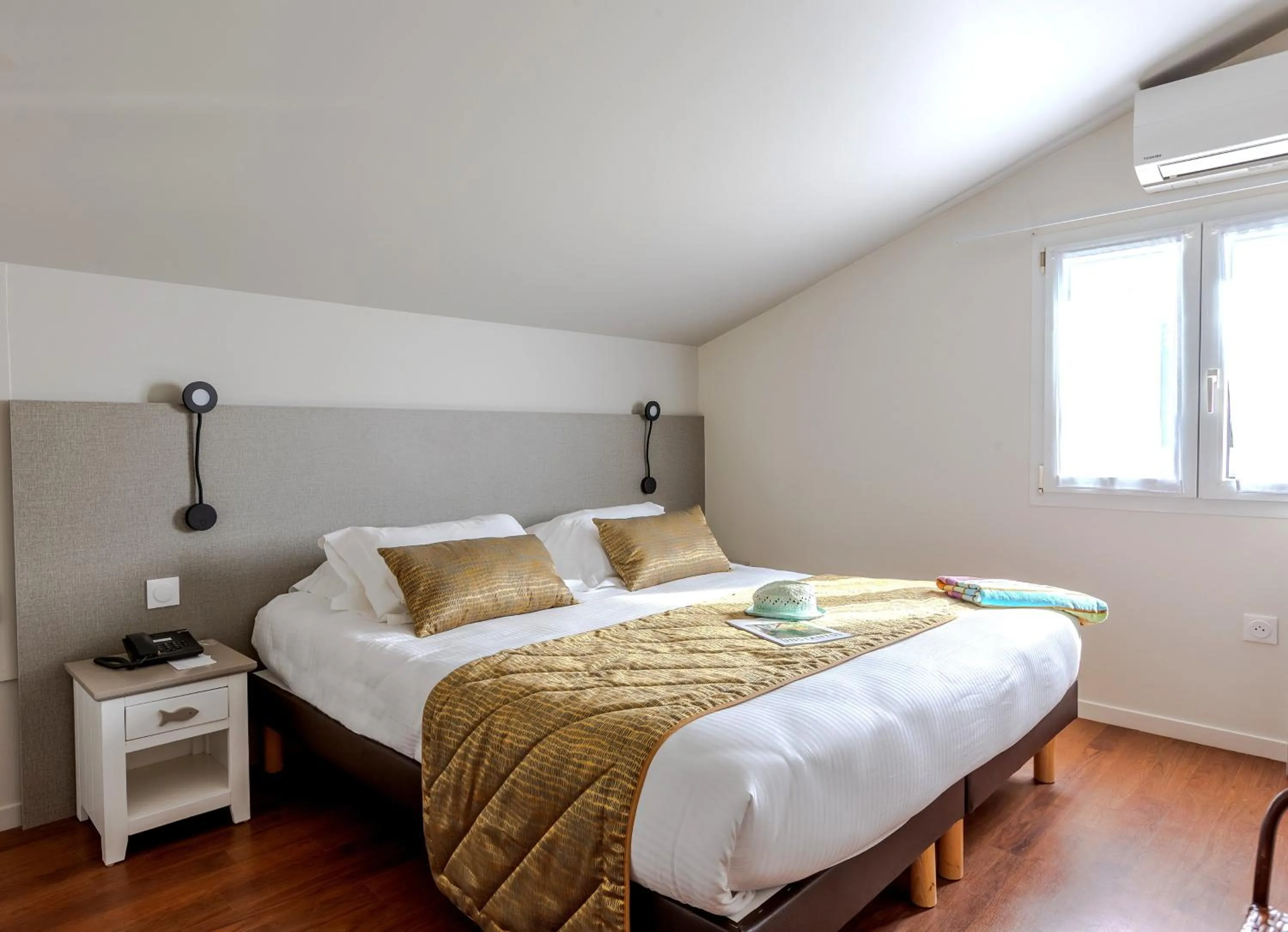 Bed in Hôtel Restaurant Le Grand Large - Face à la plage - Ile de Ré