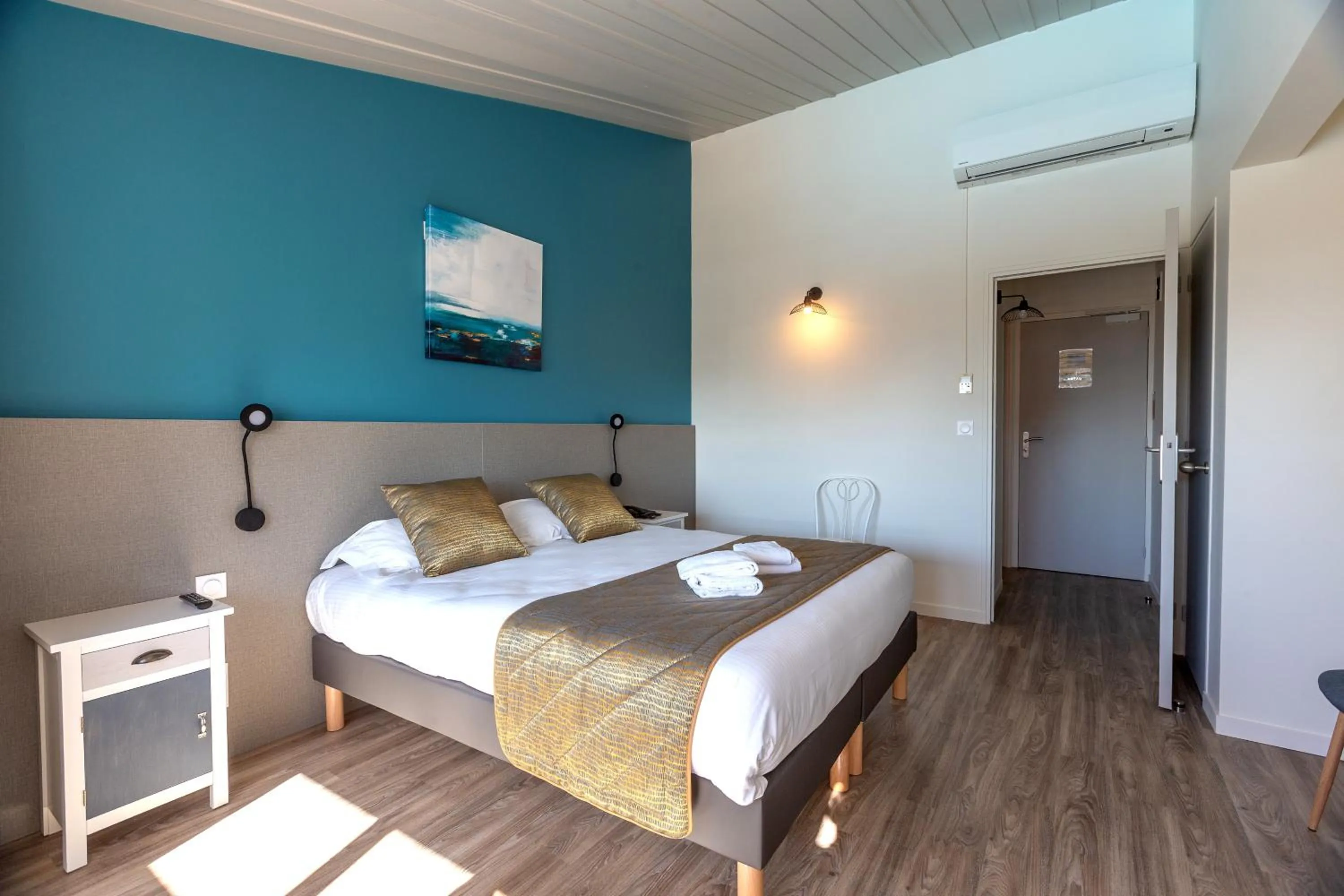 Bed in Hôtel Restaurant Le Grand Large - Face à la plage - Ile de Ré