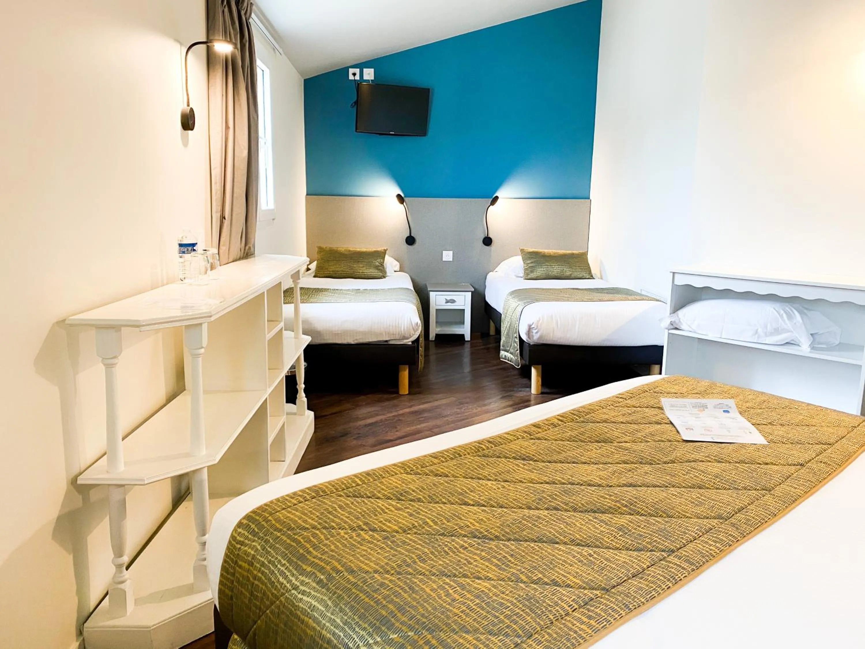 Bed in Hôtel Restaurant Le Grand Large - Face à la plage - Ile de Ré