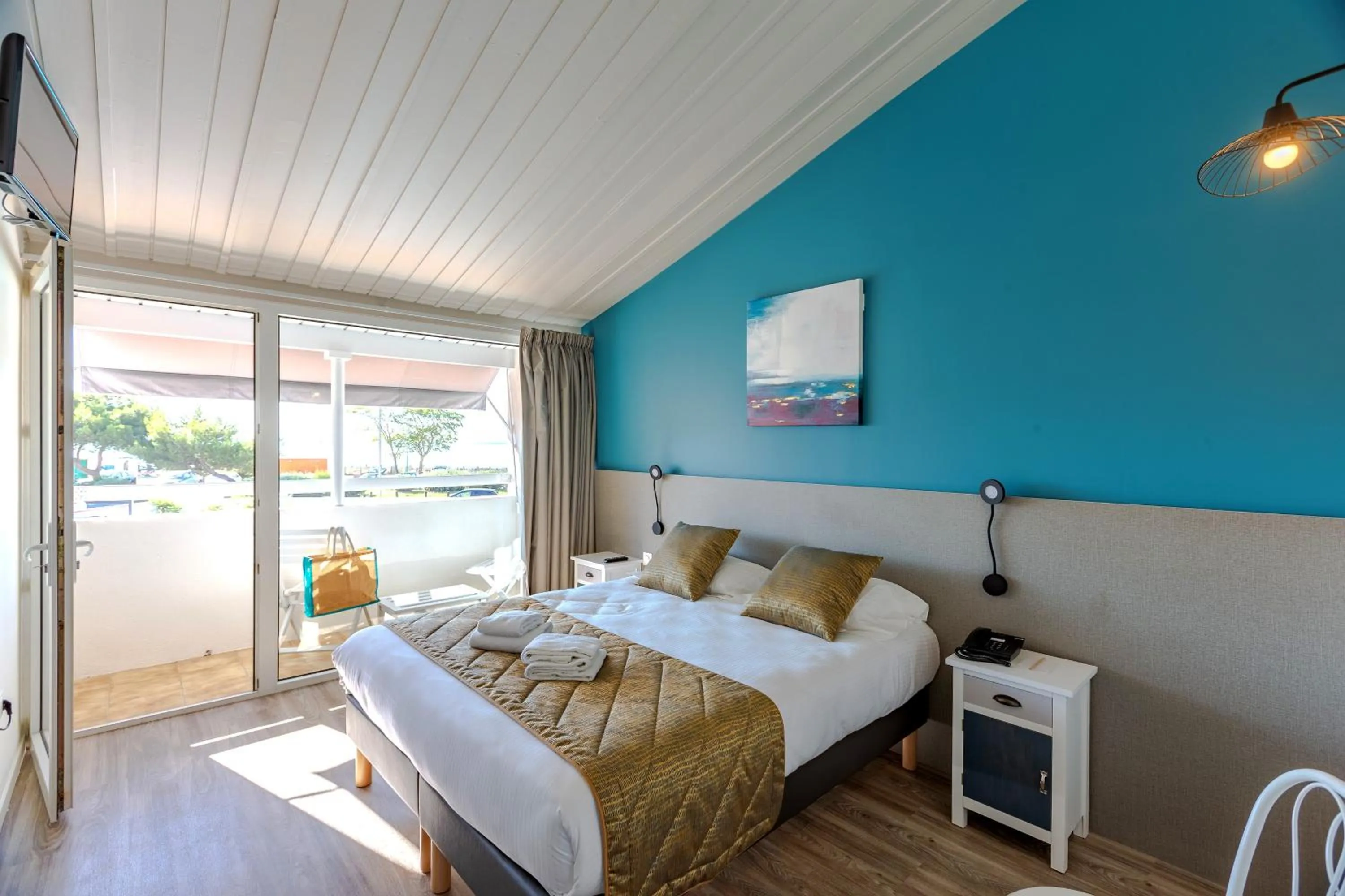 Bed in Hôtel Restaurant Le Grand Large - Face à la plage - Ile de Ré