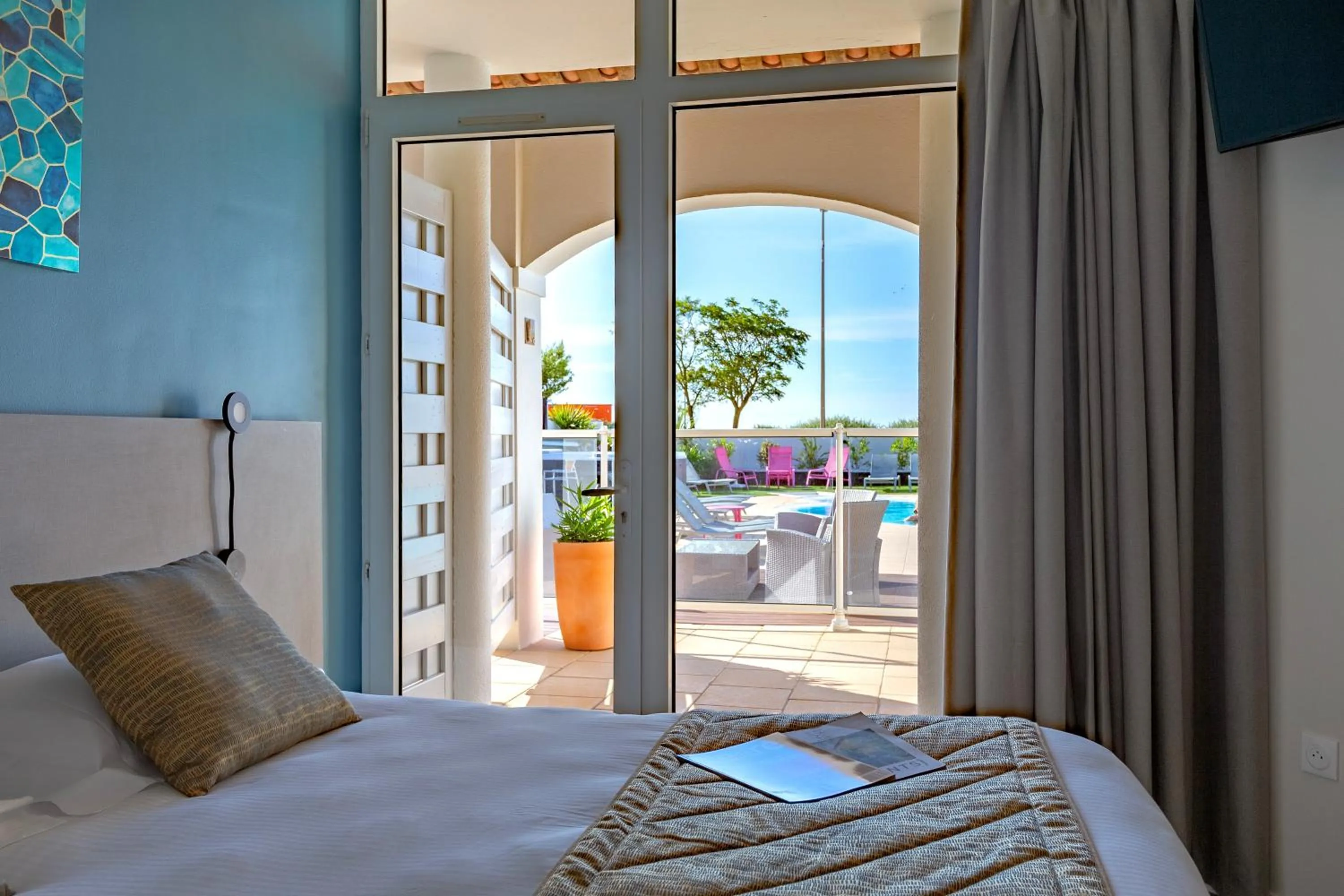 Bed in Hôtel Restaurant Le Grand Large - Face à la plage - Ile de Ré