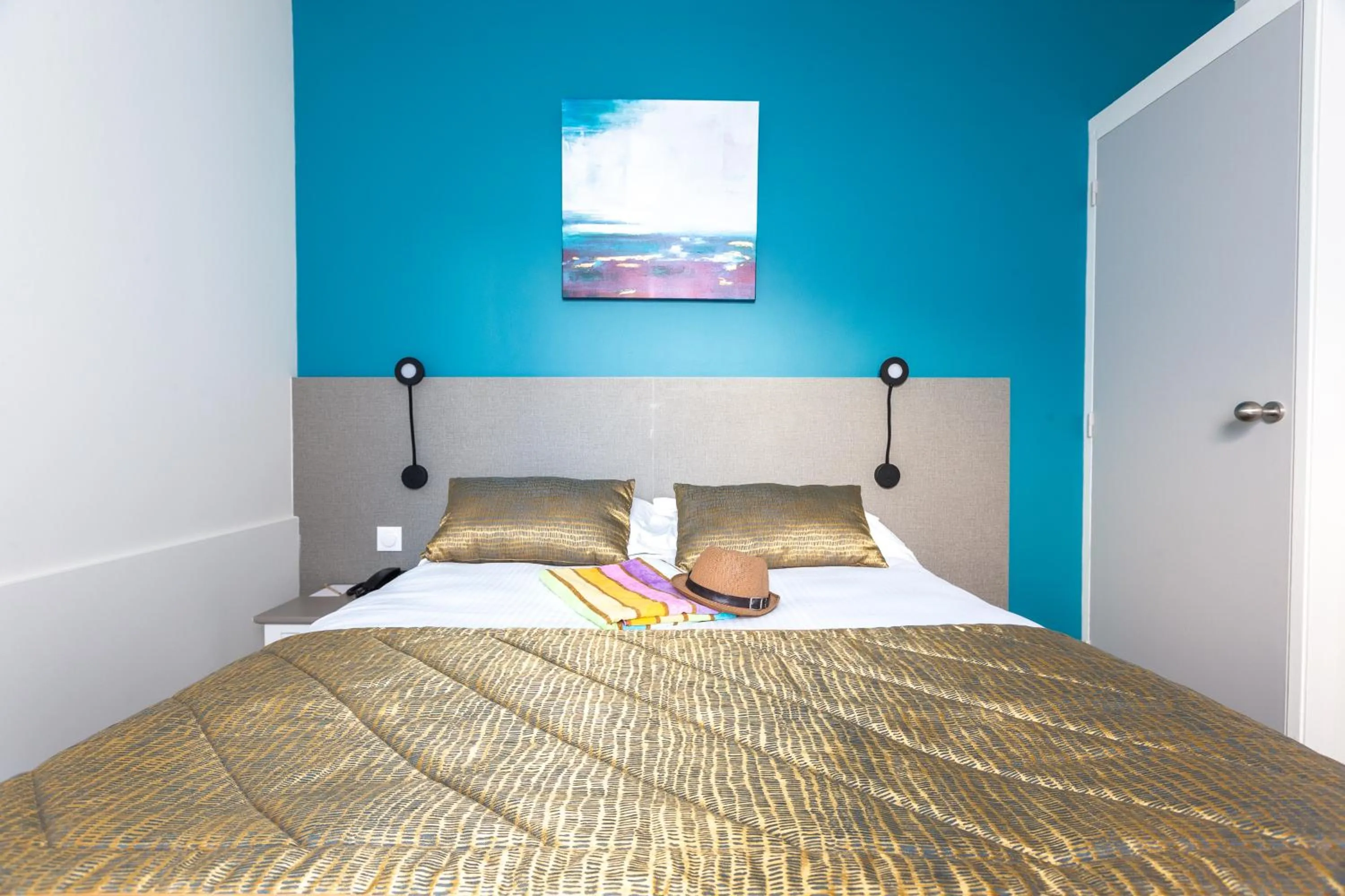 Bed in Hôtel Restaurant Le Grand Large - Face à la plage - Ile de Ré