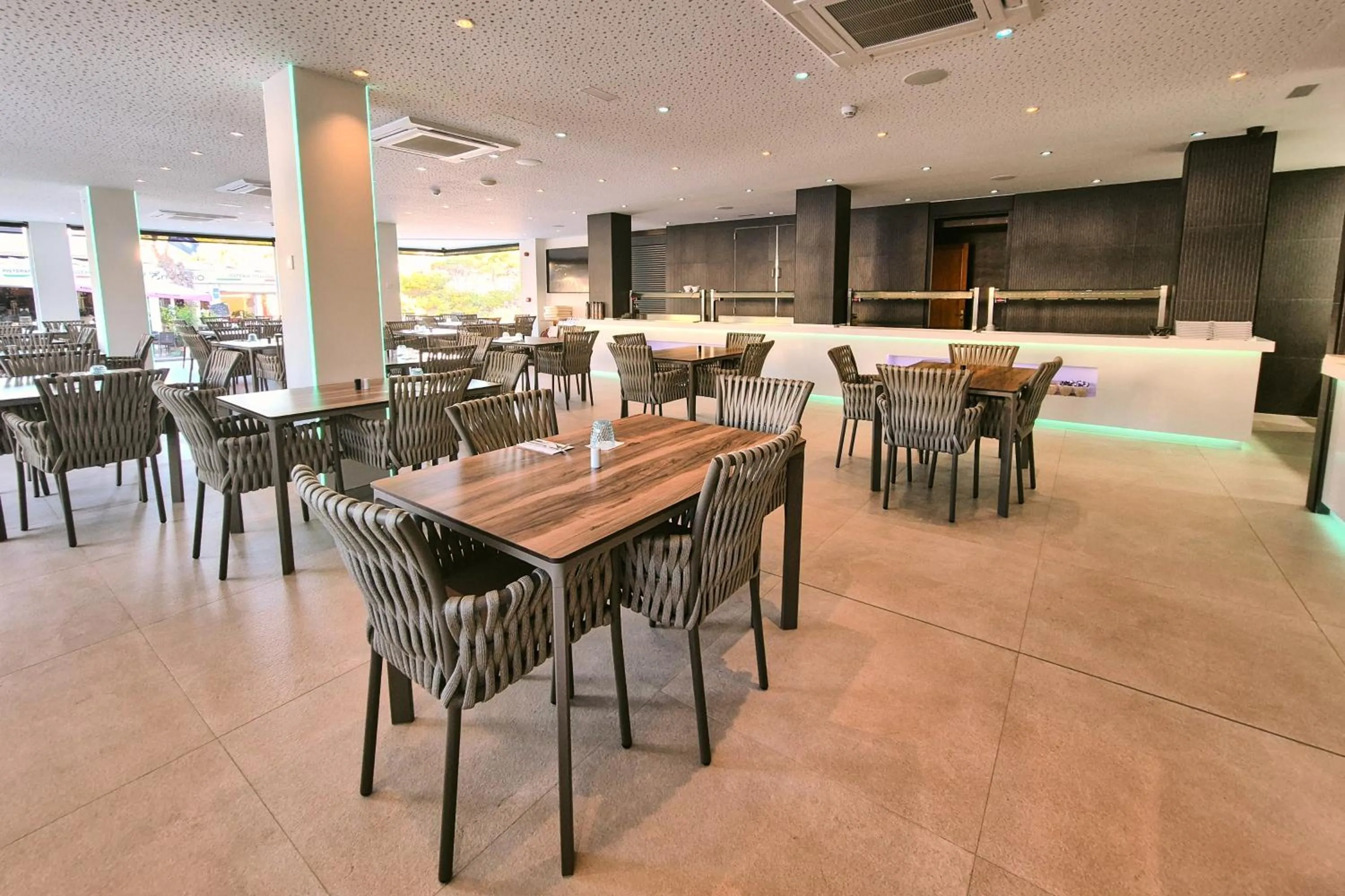 Restaurant/places to eat in Apartamentos Ponent