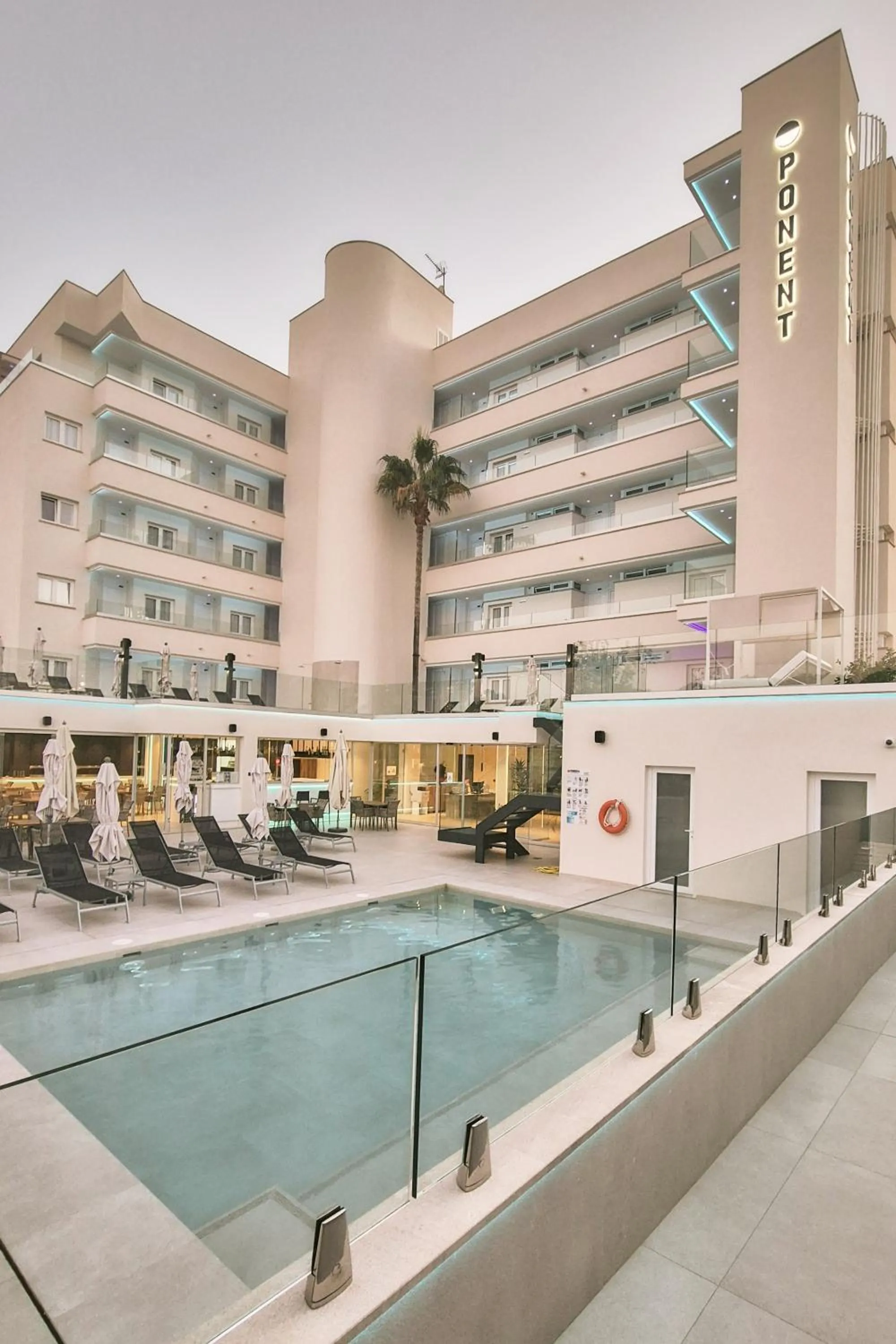 Property building in Apartamentos Ponent