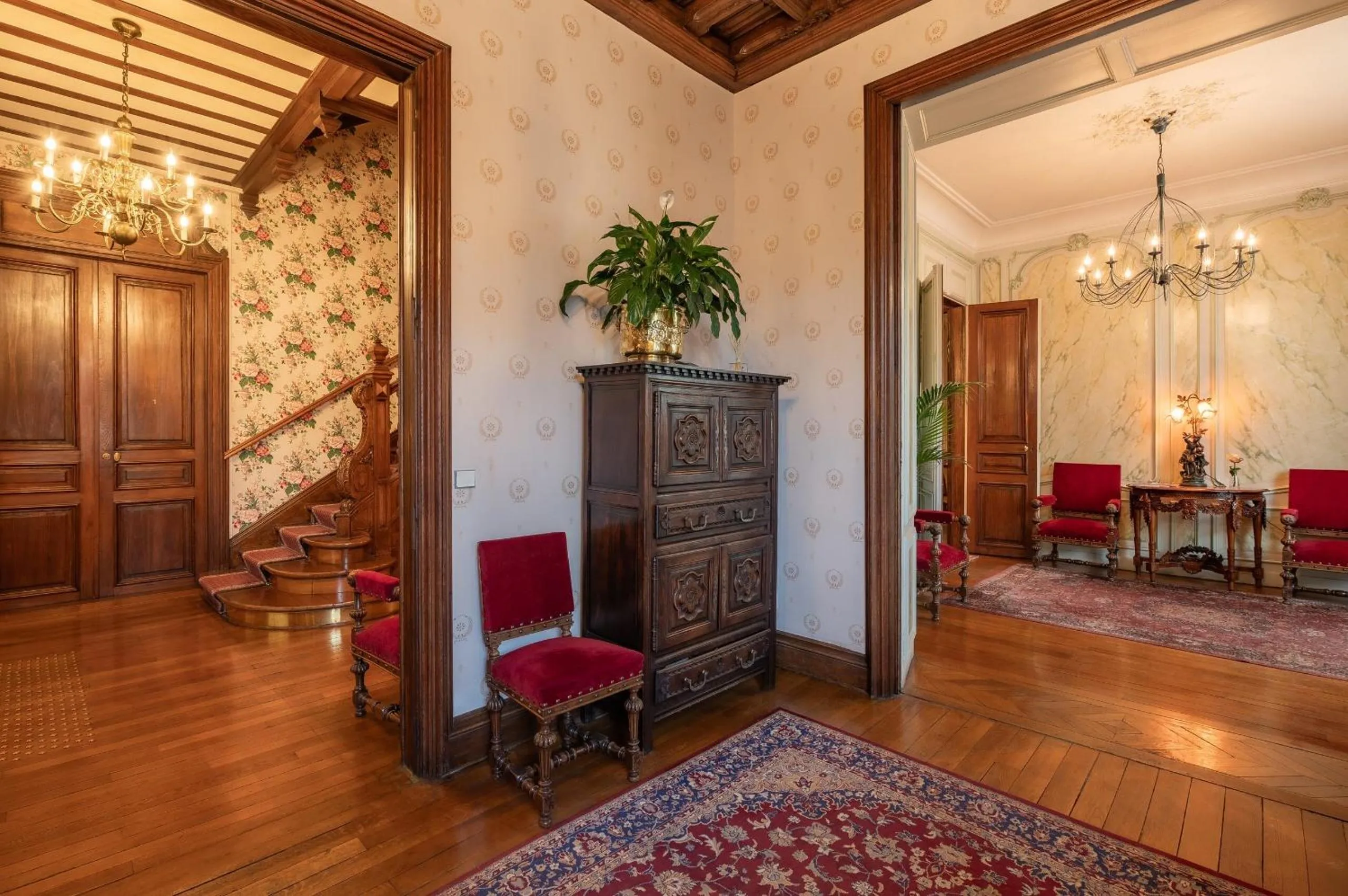 Lobby or reception in Grand Hôtel Des Templiers, Piscine & Spa