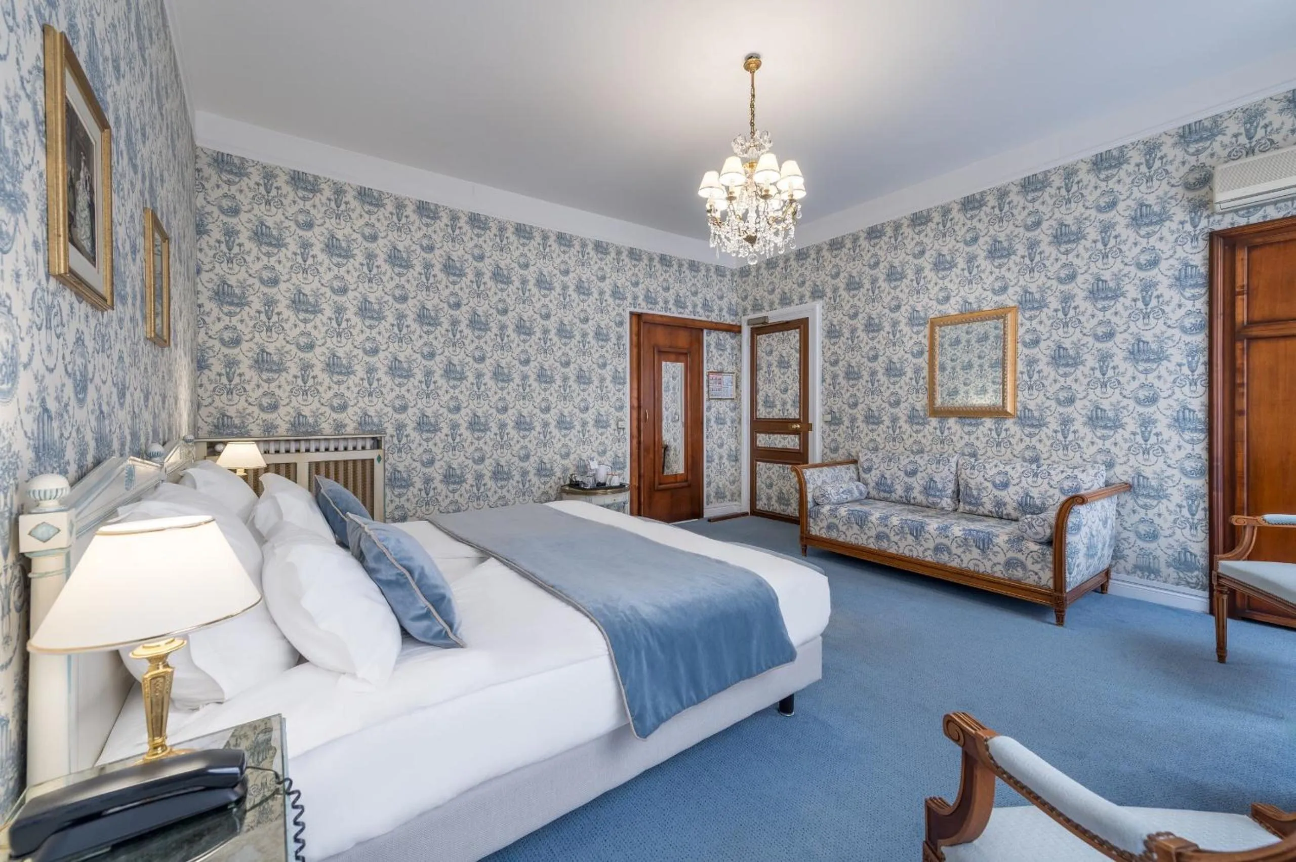 Bedroom, Bed in Grand Hôtel Des Templiers, Piscine & Spa