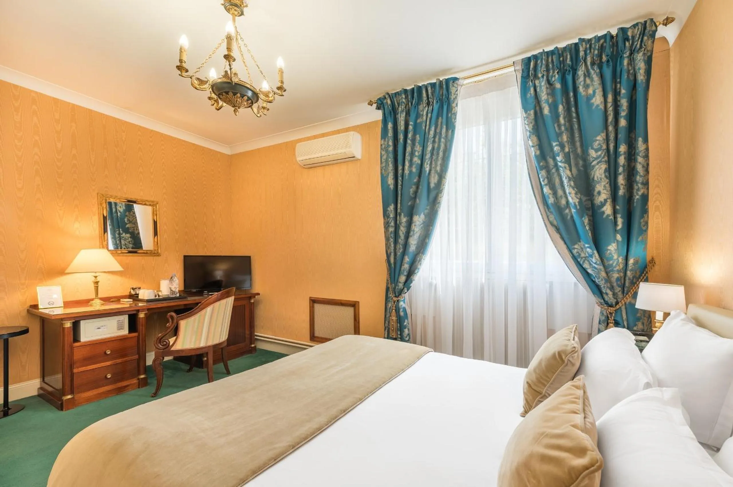 Bedroom, Bed in Grand Hôtel Des Templiers, Piscine & Spa