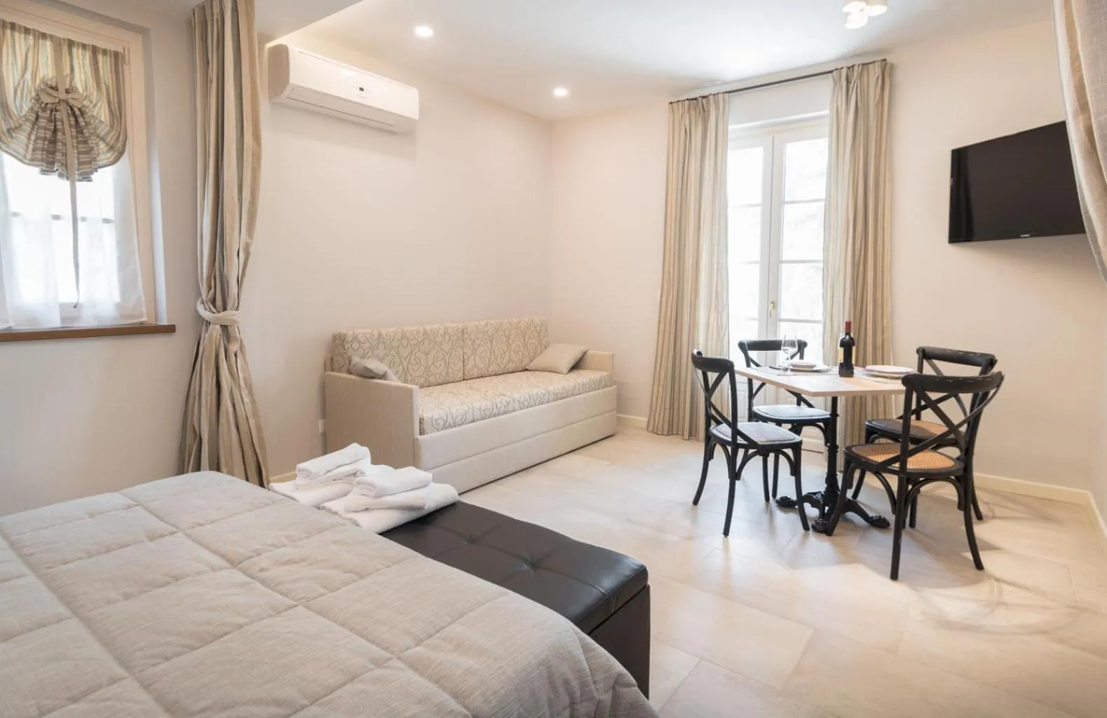 Living room, Bed in Il Giardino degli Angeli