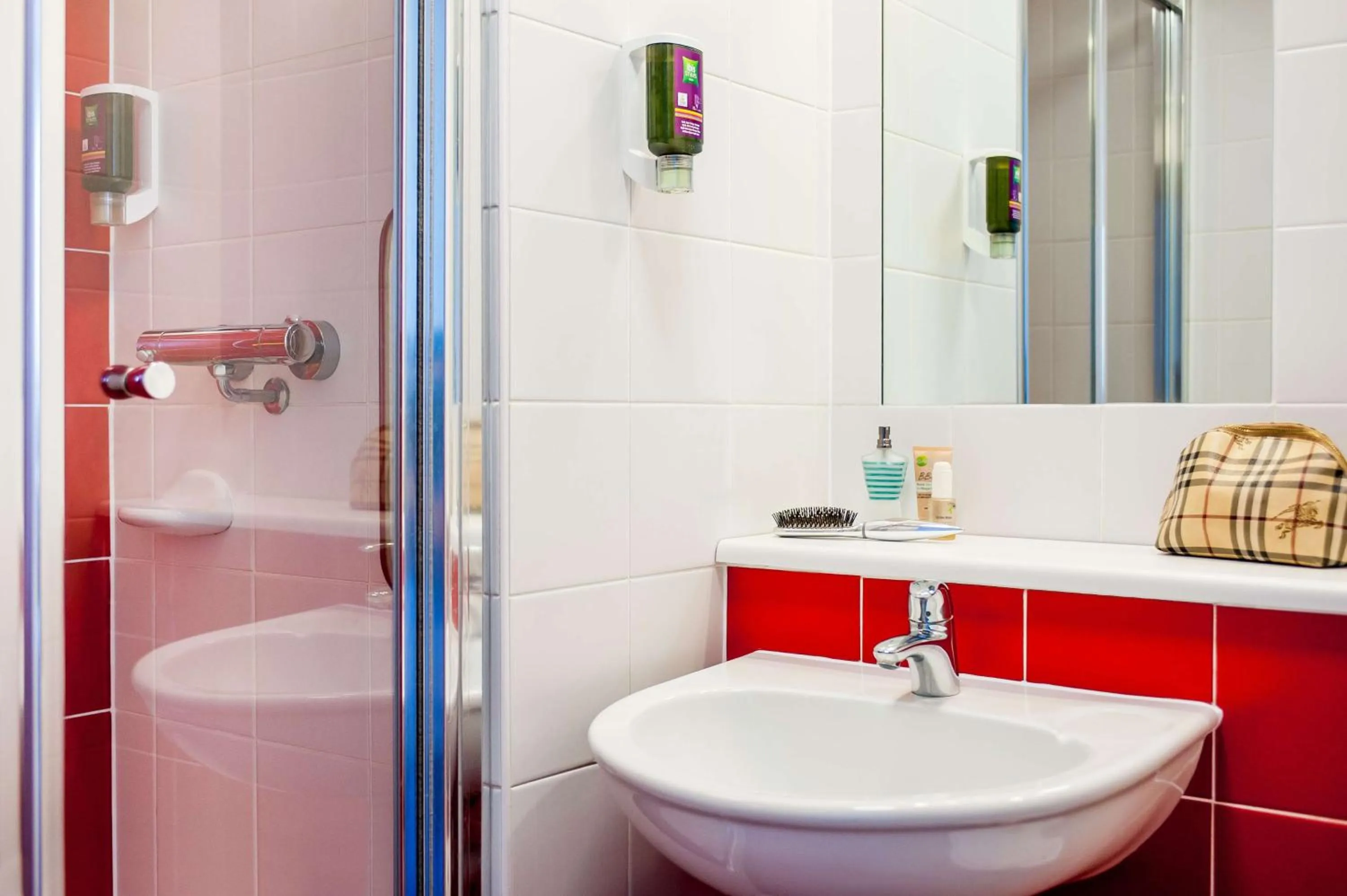 Bedroom in Ibis Styles Blackpool