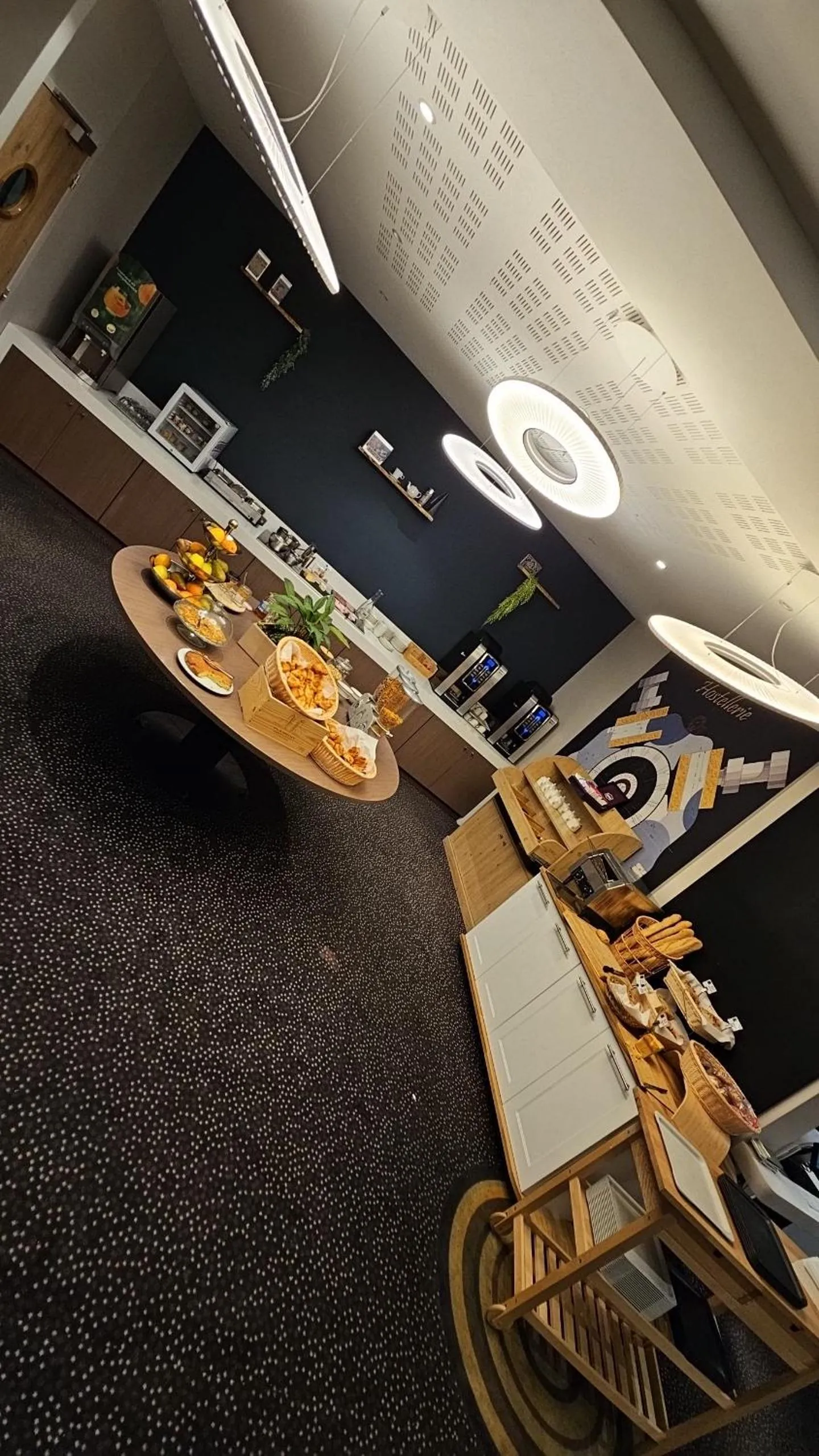 Breakfast in Hostellerie Saint Vincent Beauvais Aeroport