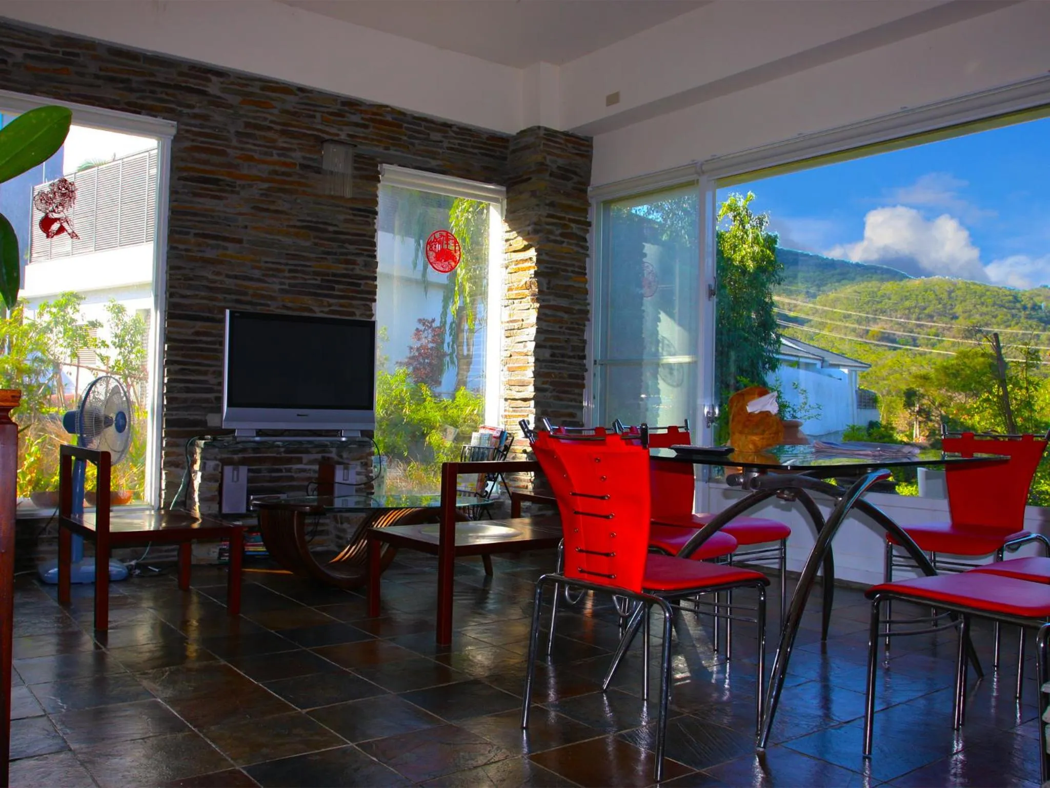 Communal lounge/ TV room in View Mountain B&B