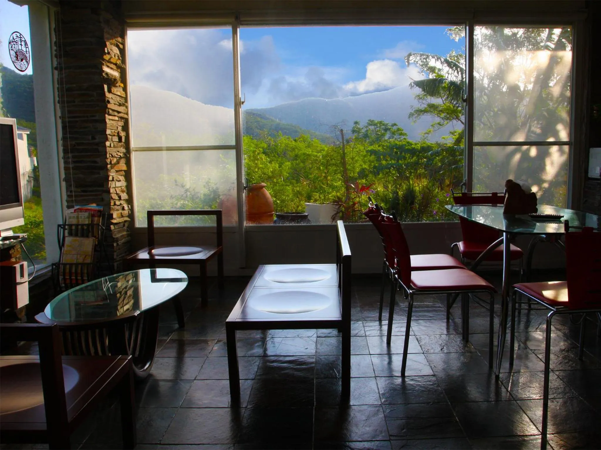 Communal lounge/ TV room in View Mountain B&B