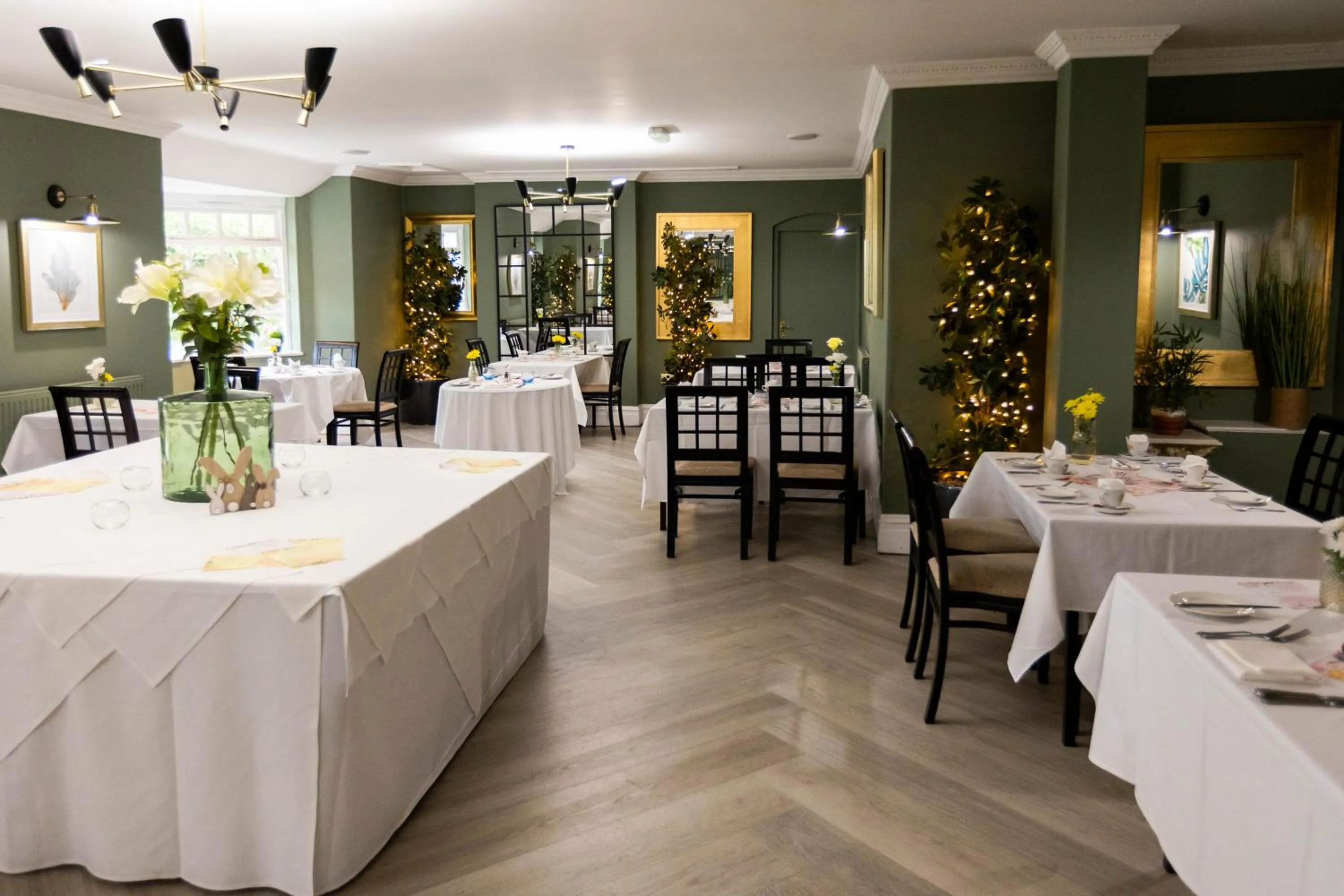 Restaurant/places to eat in Mere Court Hotel