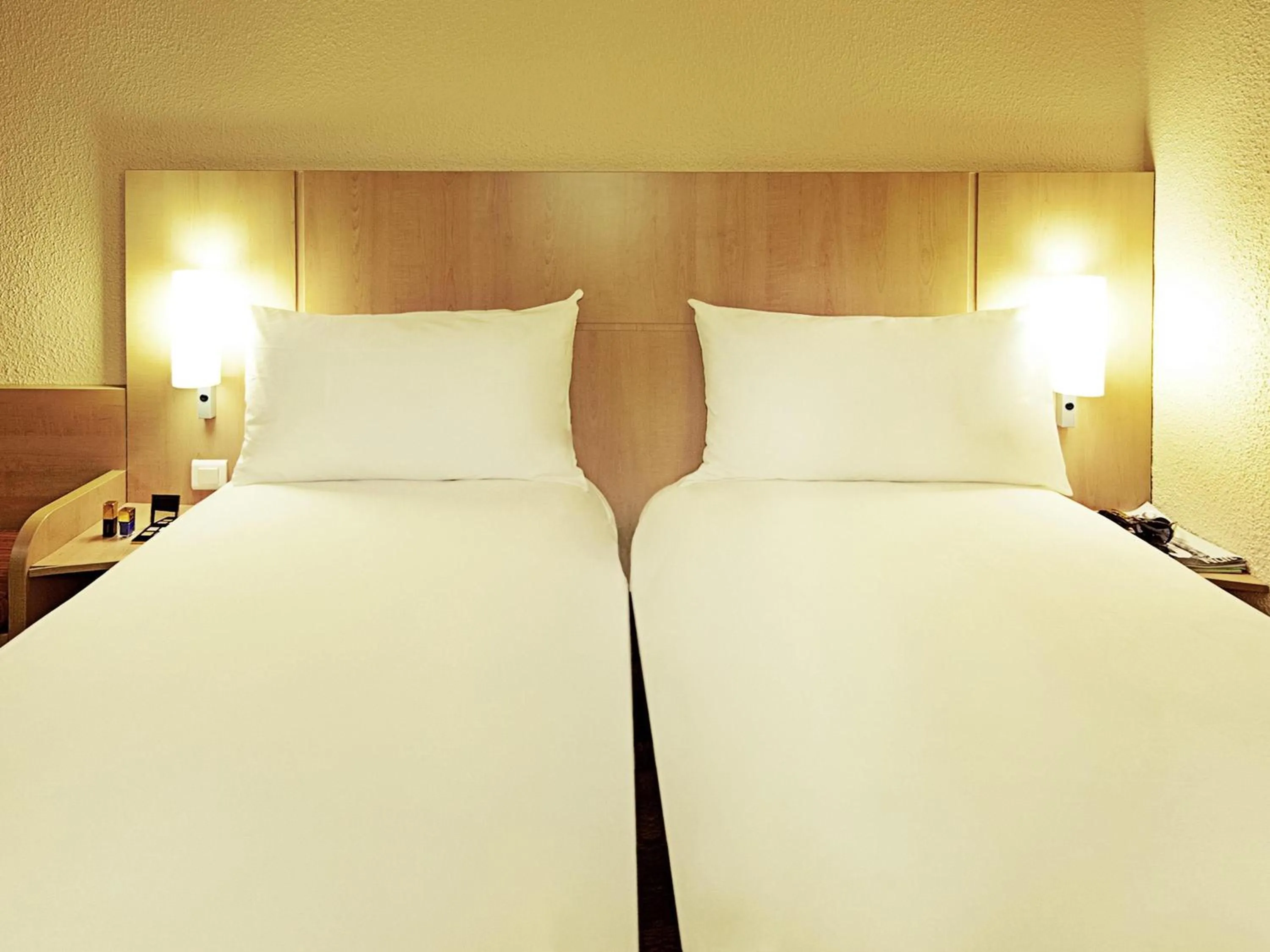 Bedroom, Bed in ibis Swansea