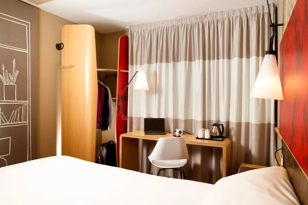 Bedroom, Bed in ibis Swansea