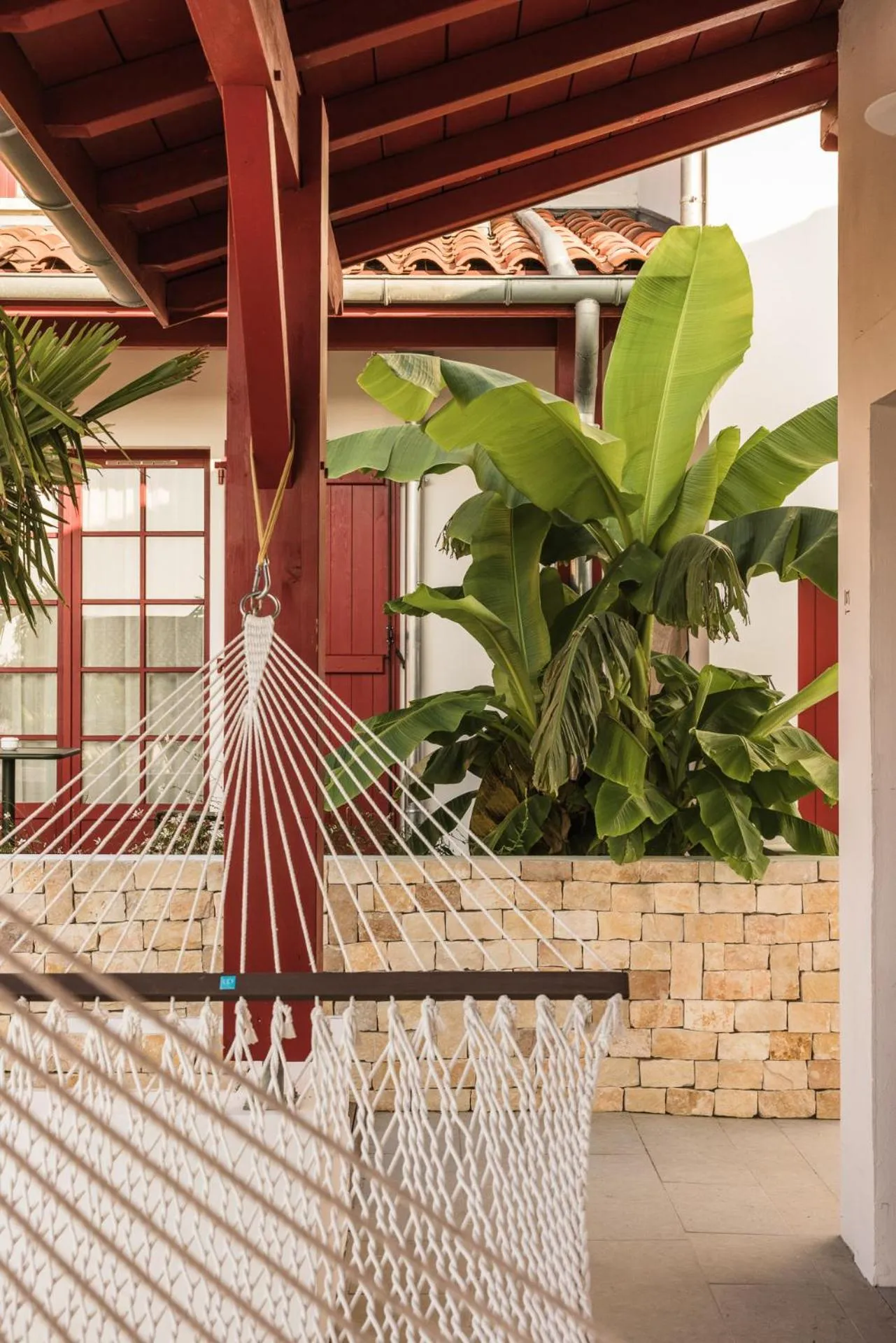 Patio in Hôtel INDARRA & SPA - Piscine