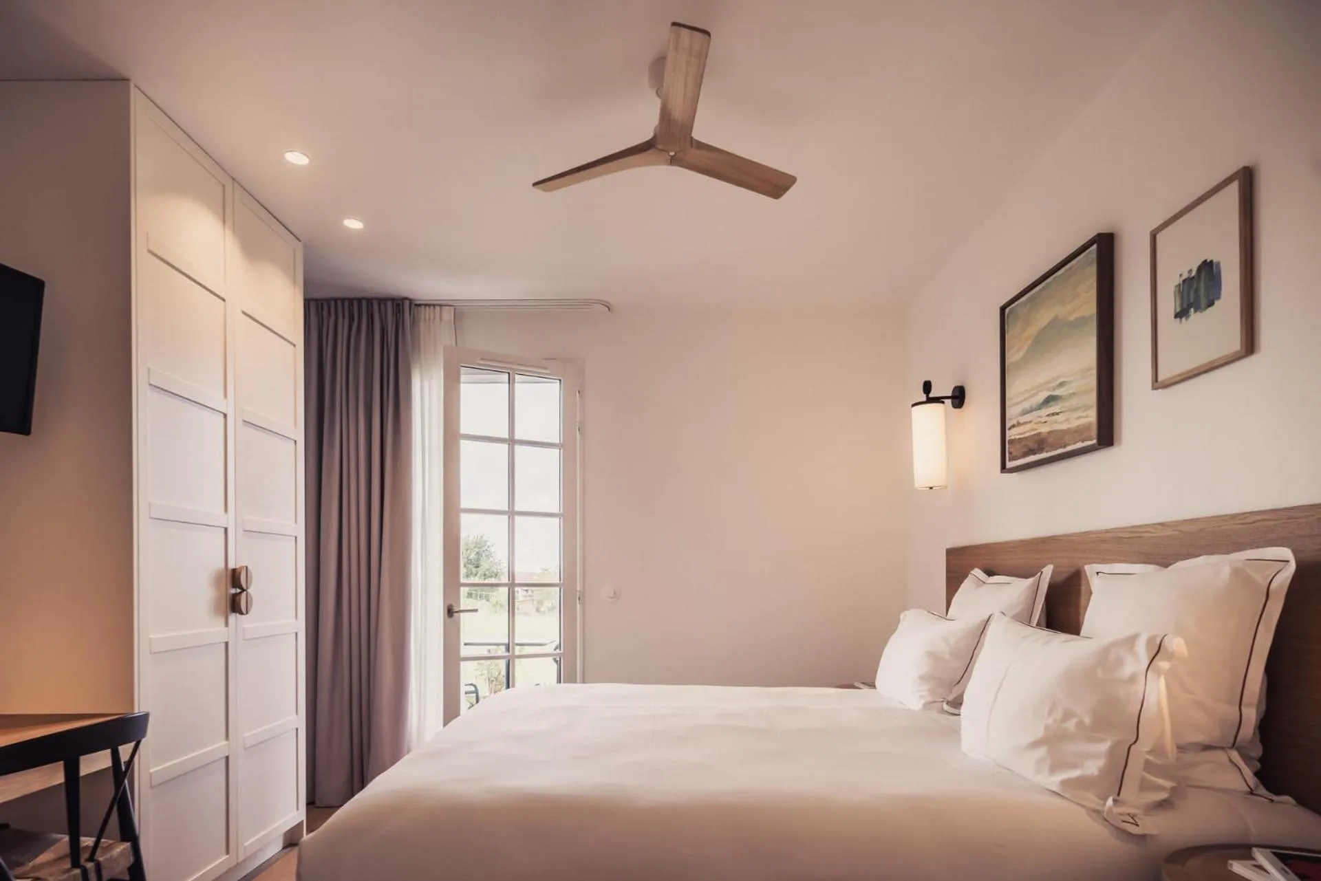 Bed in Hôtel INDARRA & SPA - Piscine