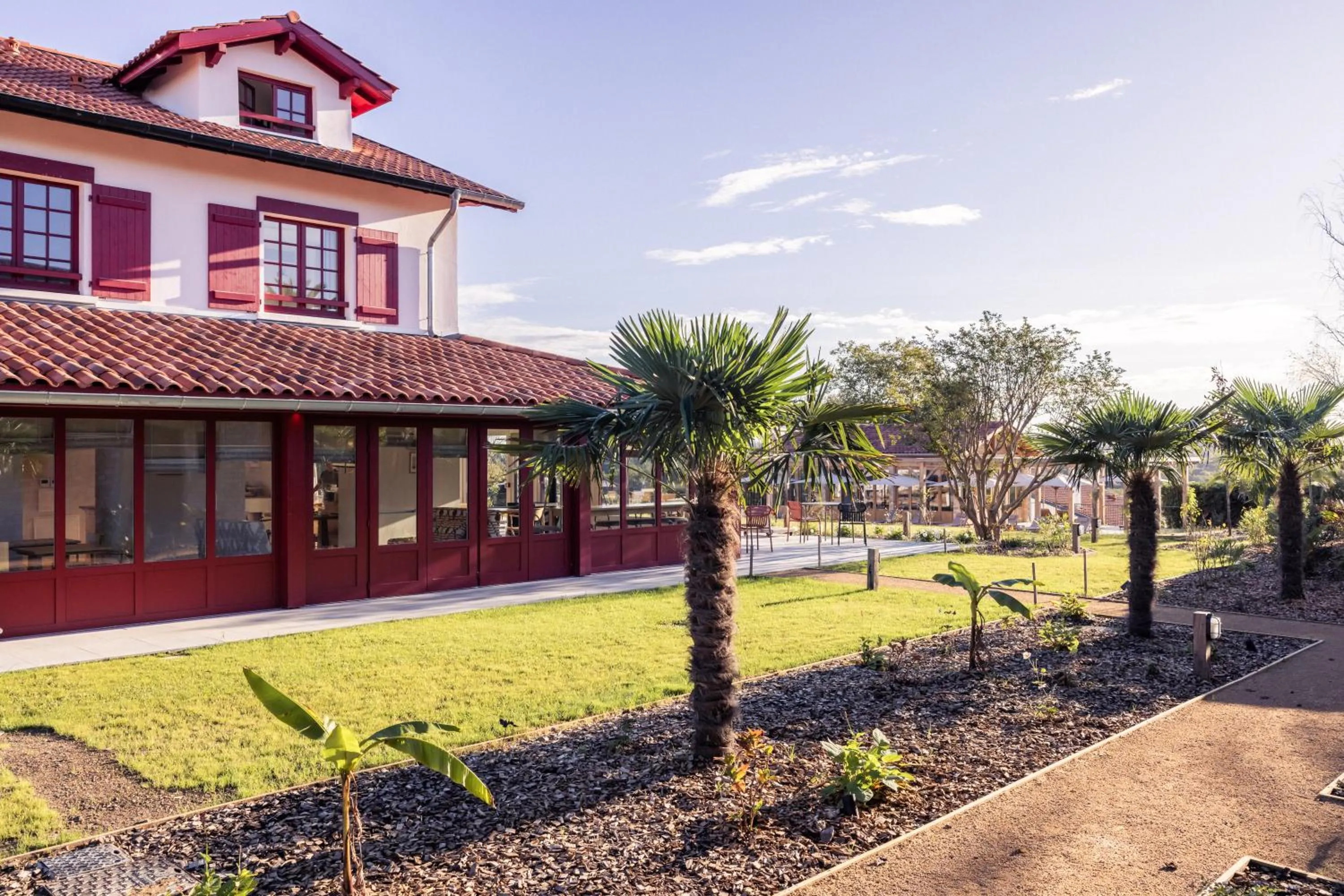 Garden in Hôtel INDARRA & SPA - Piscine