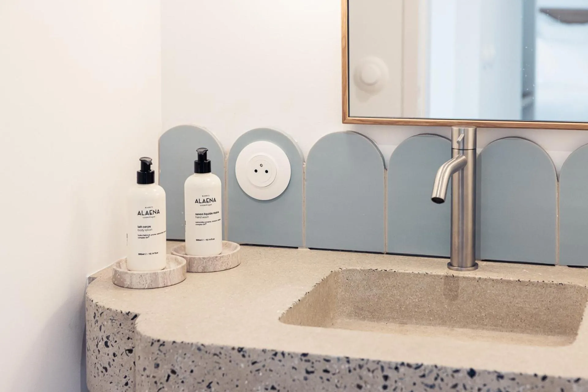 Bathroom in Hôtel INDARRA & SPA - Piscine