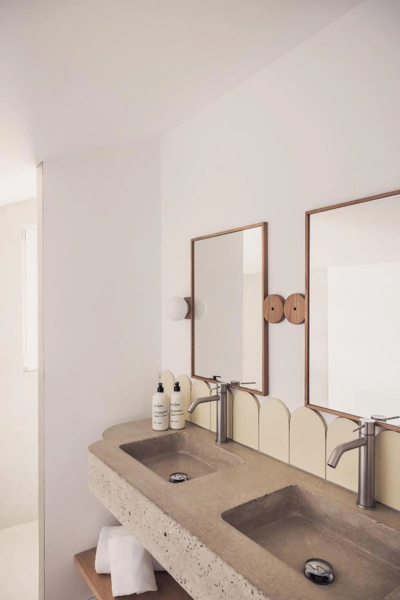 Bathroom in Hôtel INDARRA & SPA - Piscine