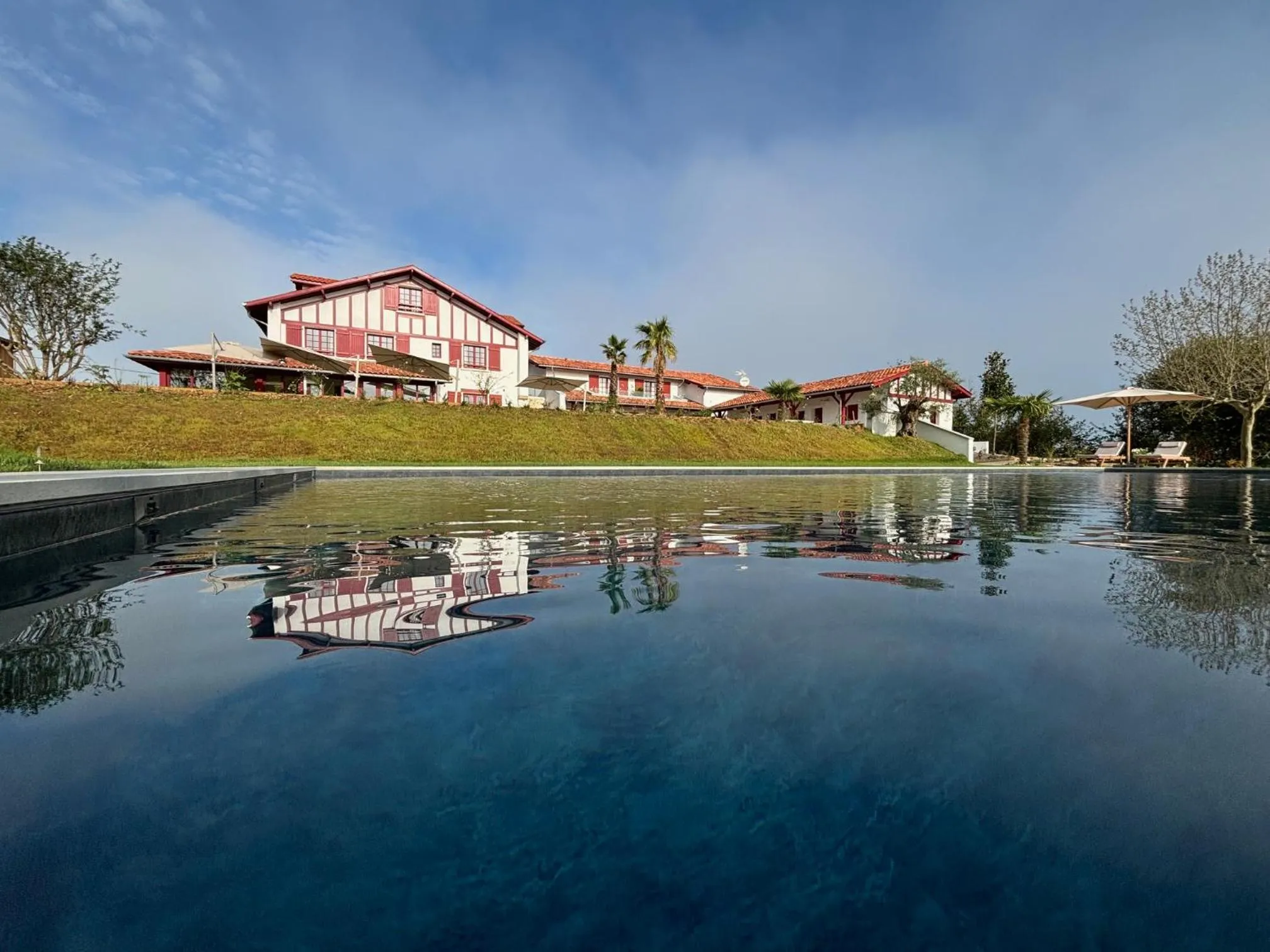Property building in Hôtel INDARRA & SPA - Piscine