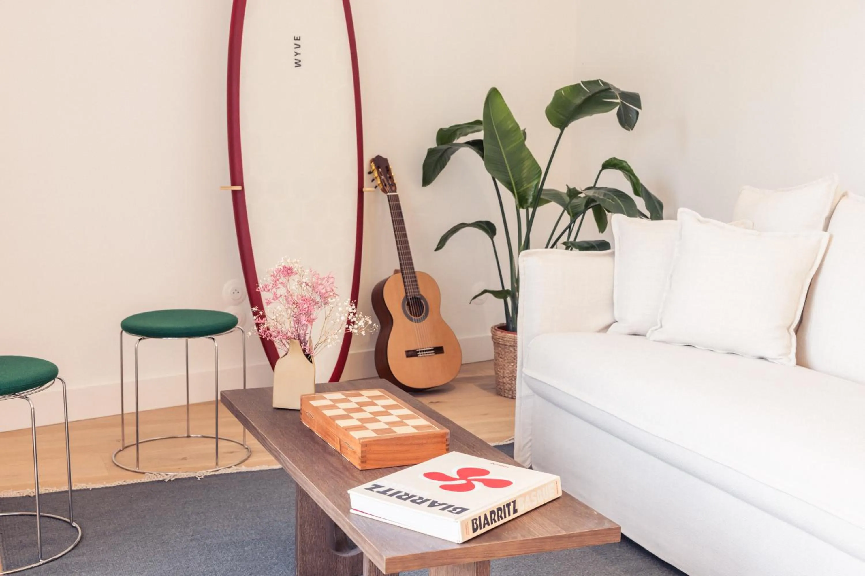 Living room, Bed in Hôtel INDARRA & SPA - Piscine