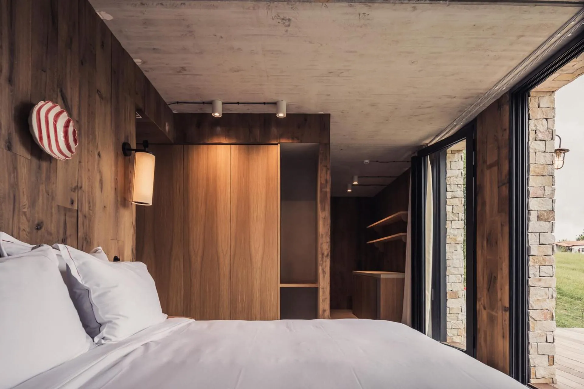 Bed in Hôtel INDARRA & SPA - Piscine