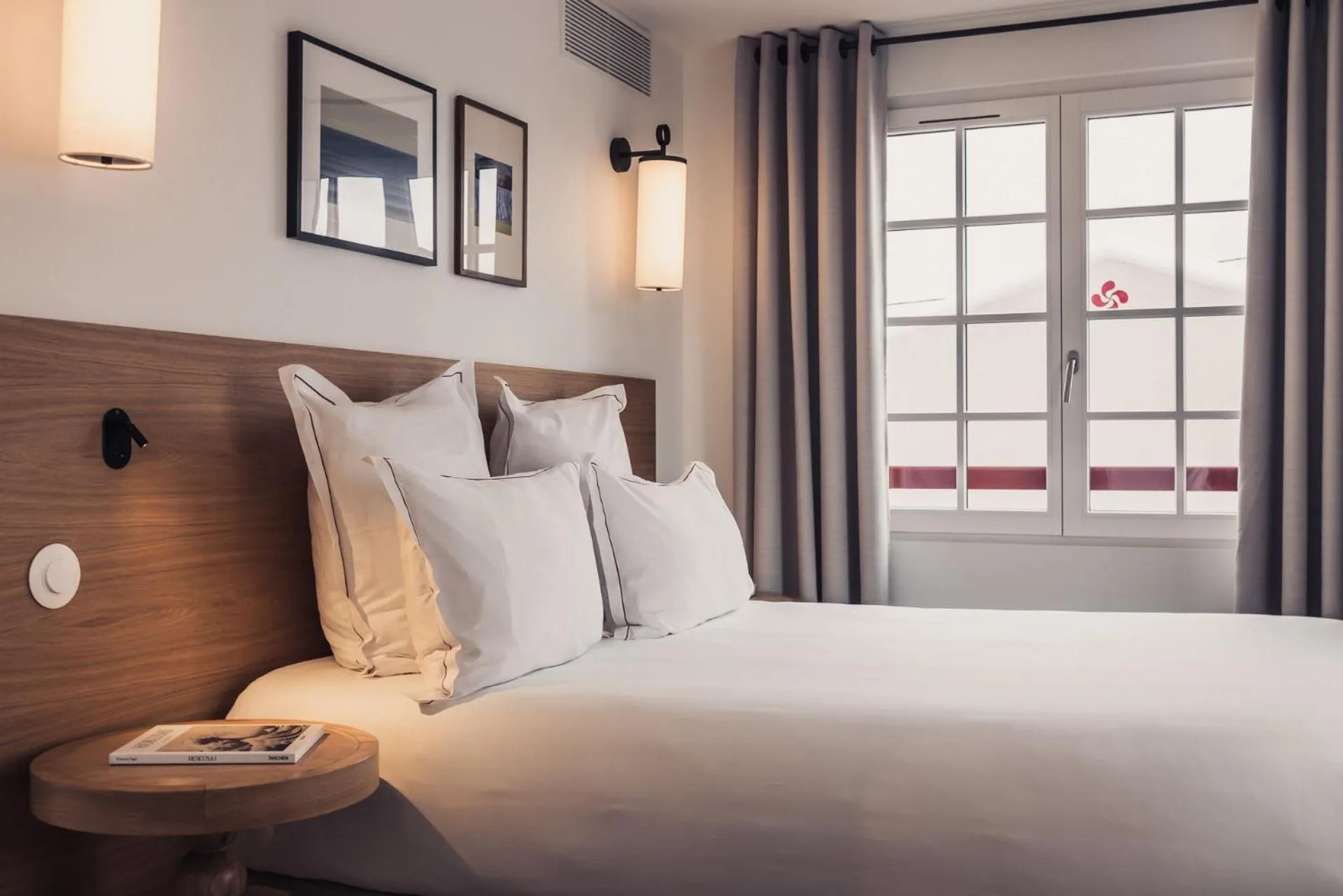 Bed in Hôtel INDARRA & SPA - Piscine