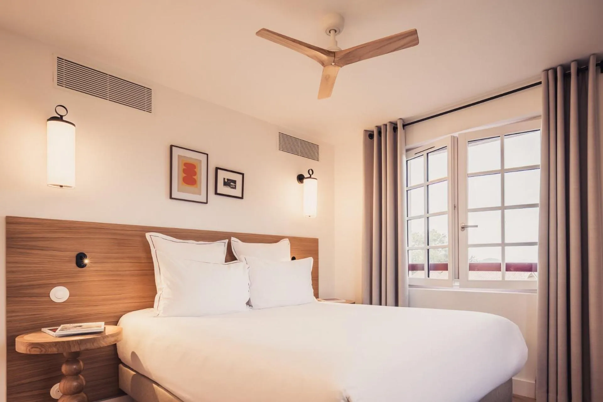 Bed in Hôtel INDARRA & SPA - Piscine