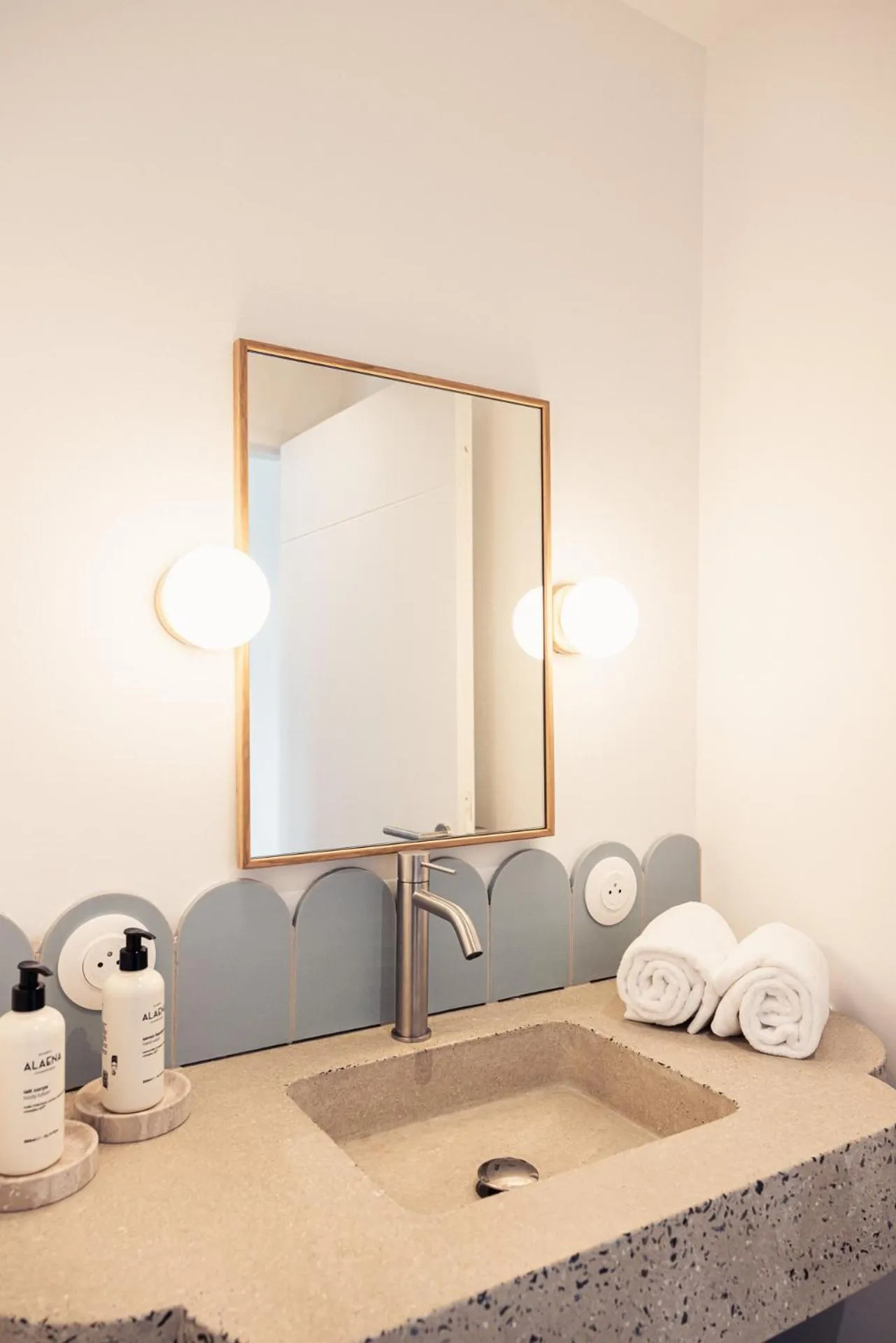 towels in Hôtel INDARRA & SPA - Piscine