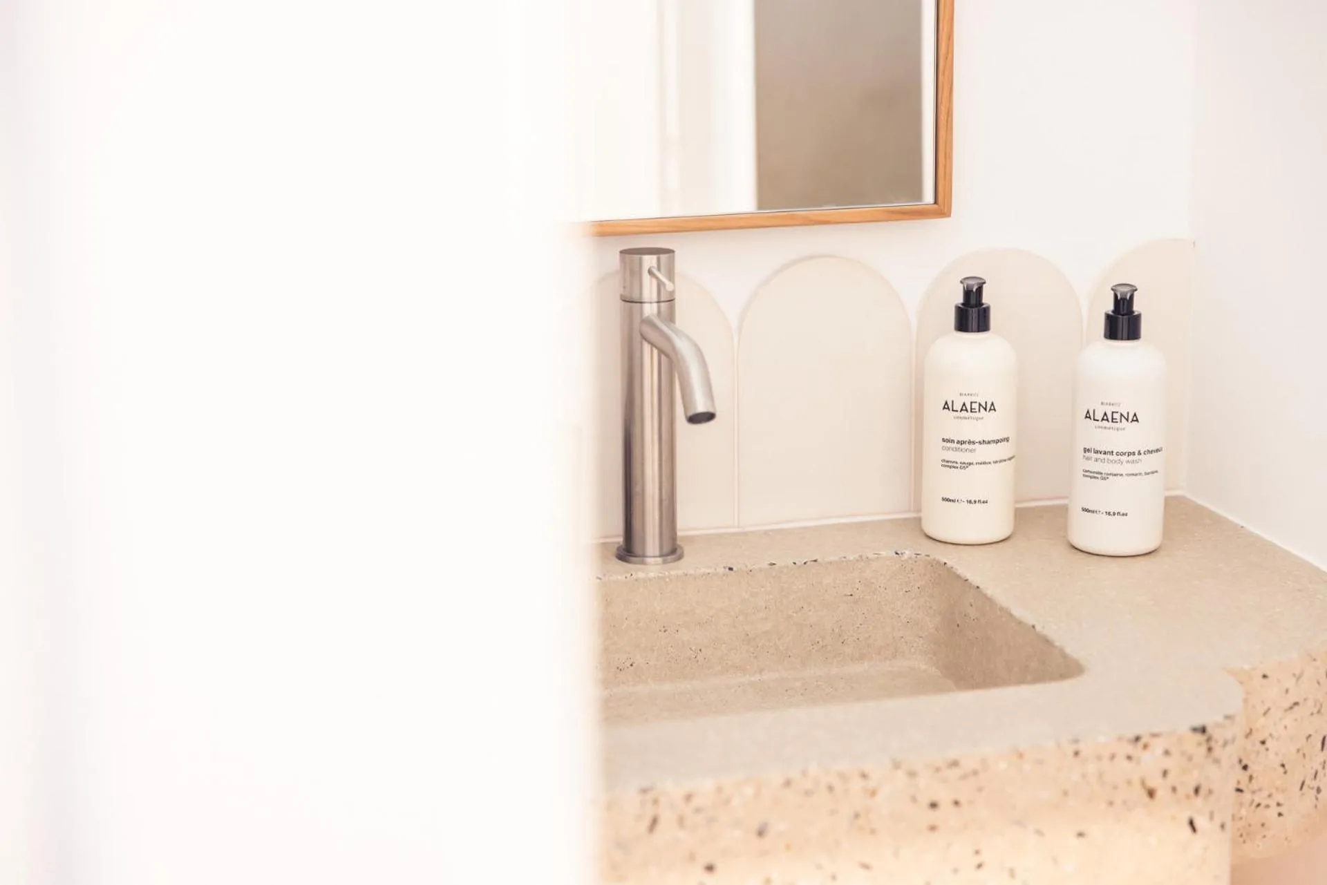 Bathroom in Hôtel INDARRA & SPA - Piscine