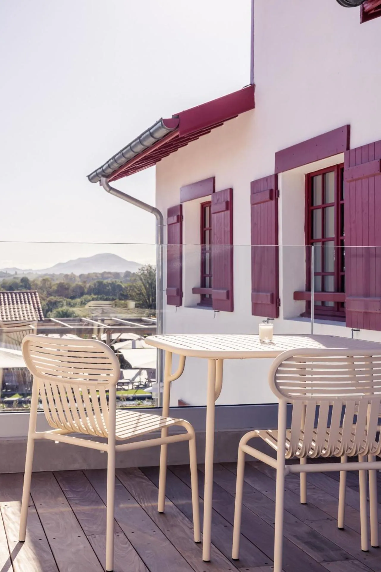 Patio in Hôtel INDARRA & SPA - Piscine