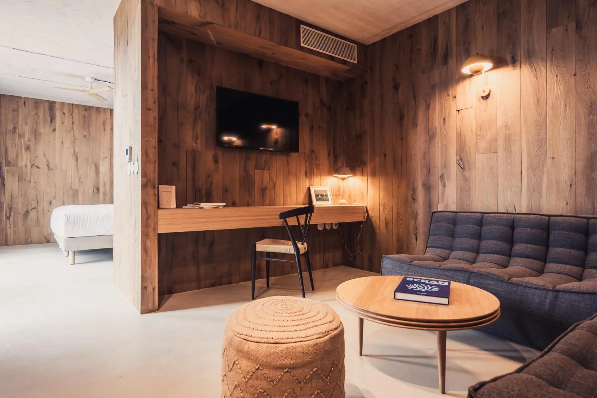 TV and multimedia in Hôtel INDARRA & SPA - Piscine