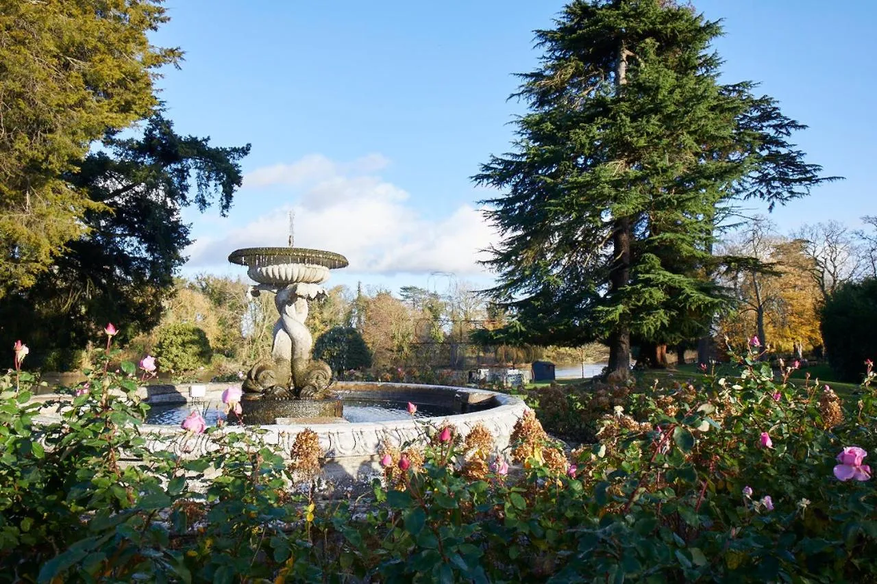 Area and facilities in Oakley Court