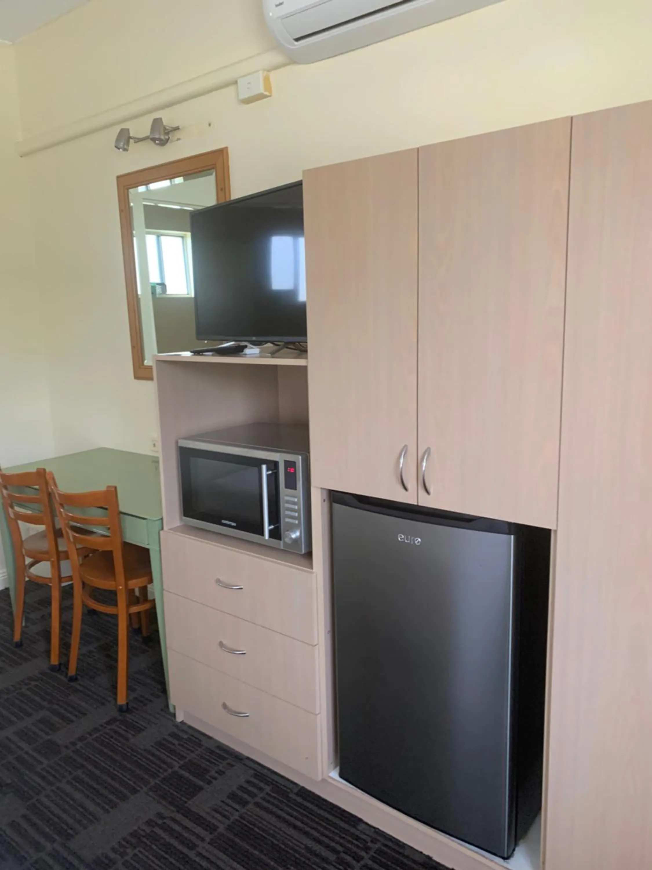 Kitchen or kitchenette in Temora Motel - UNDER NEW MANAGEMENT