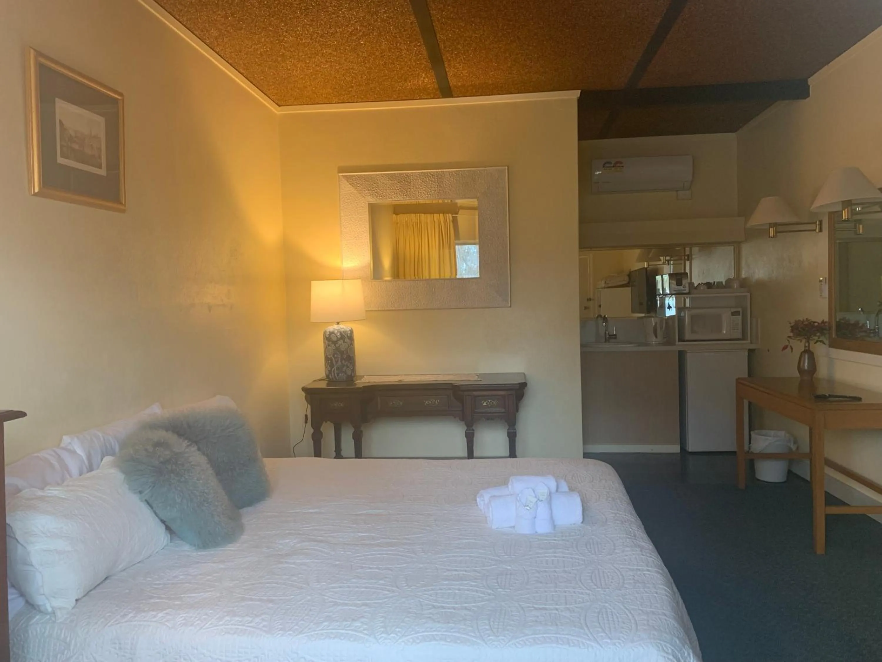 Bedroom, Bed in Temora Motel - UNDER NEW MANAGEMENT
