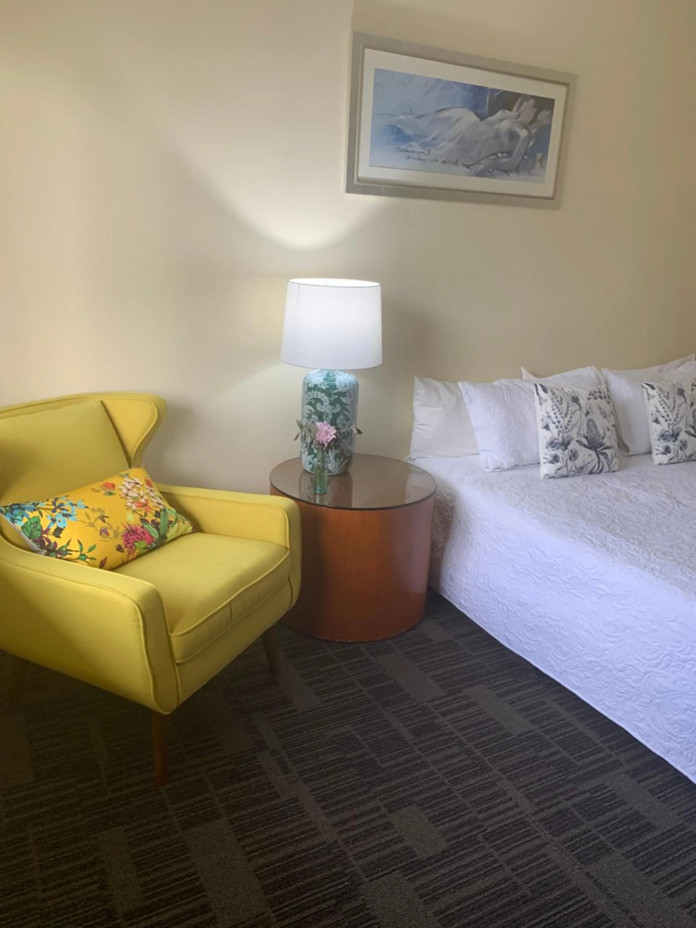 Seating area, Bed in Temora Motel - UNDER NEW MANAGEMENT