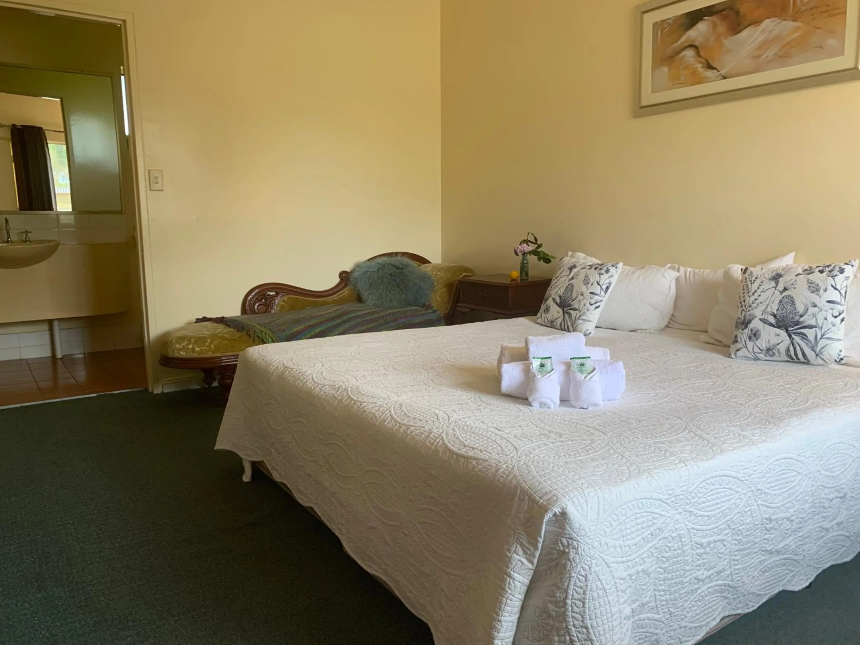 Bed in Temora Motel - UNDER NEW MANAGEMENT