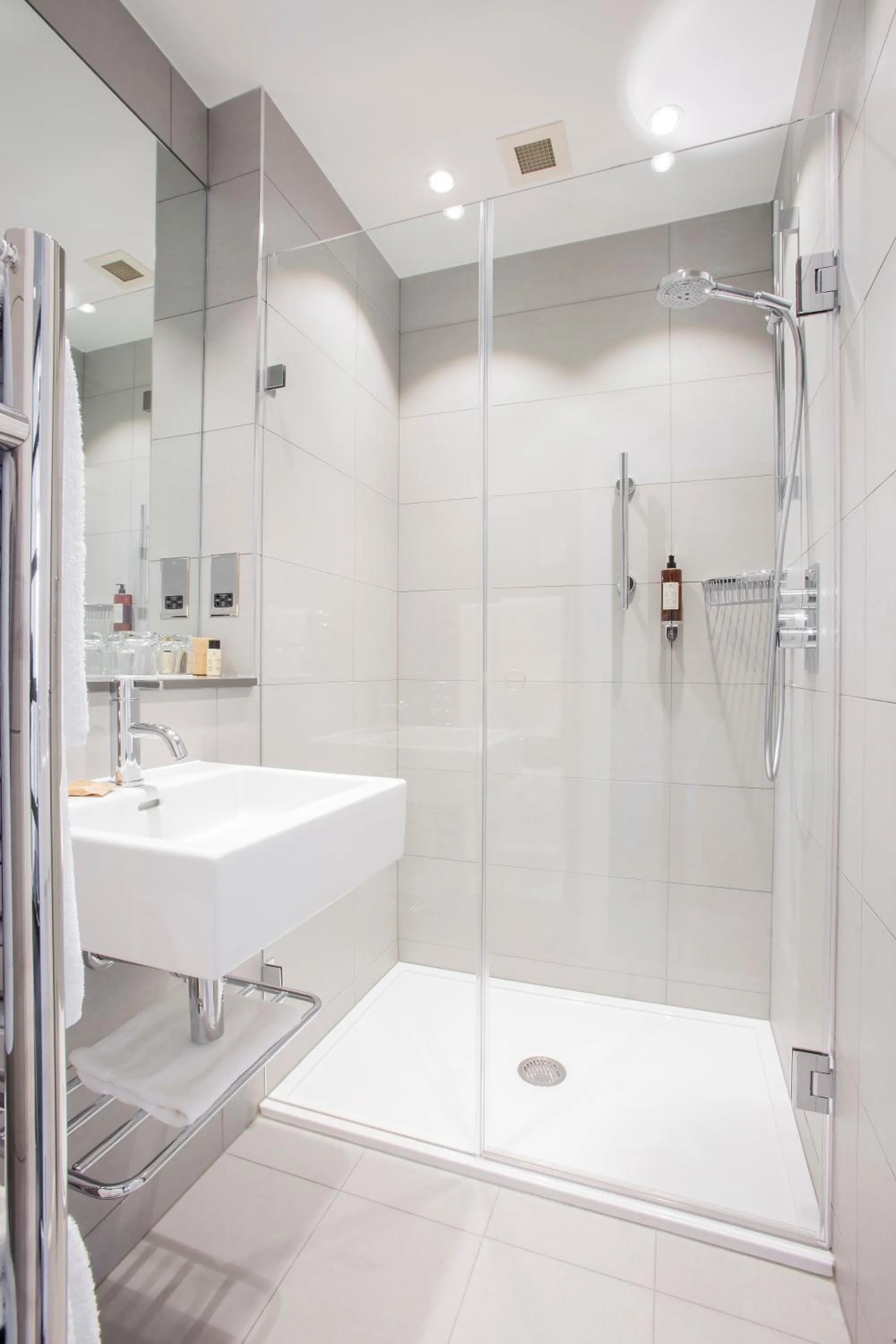 Shower in Astor Court Hotel