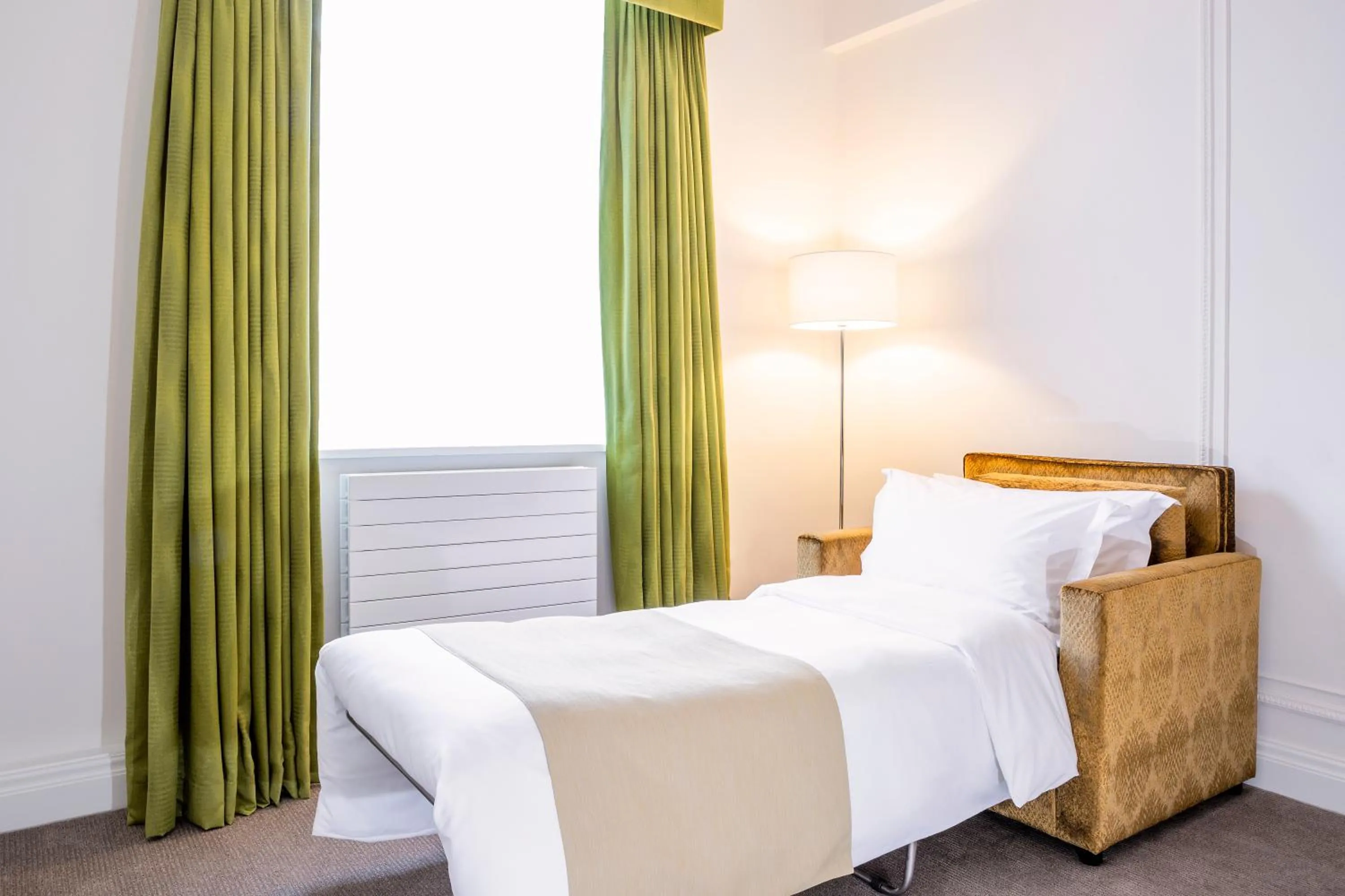 Bed in Astor Court Hotel