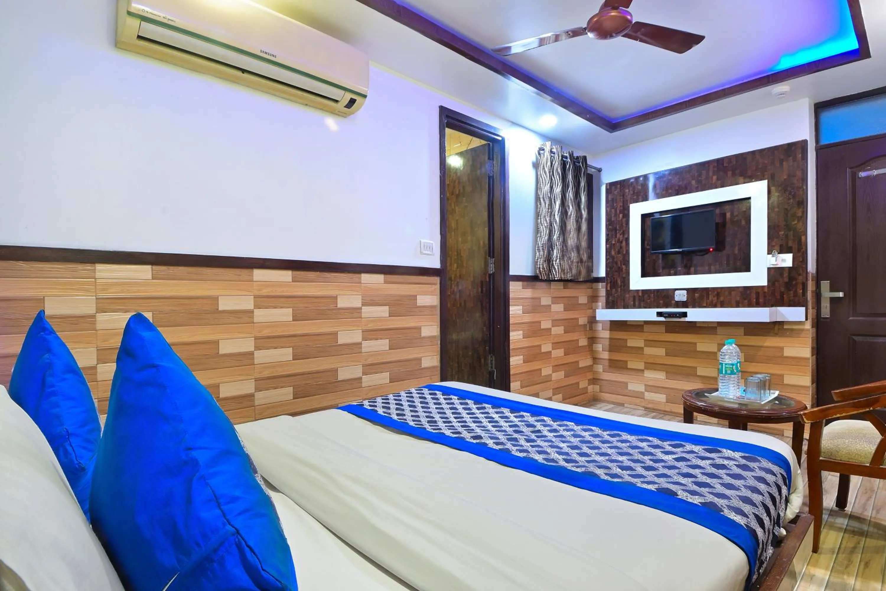 Bedroom, Bed in Hotel Glow Inn Paharganj-3 Mins Walk From New Delhi Railway Station
