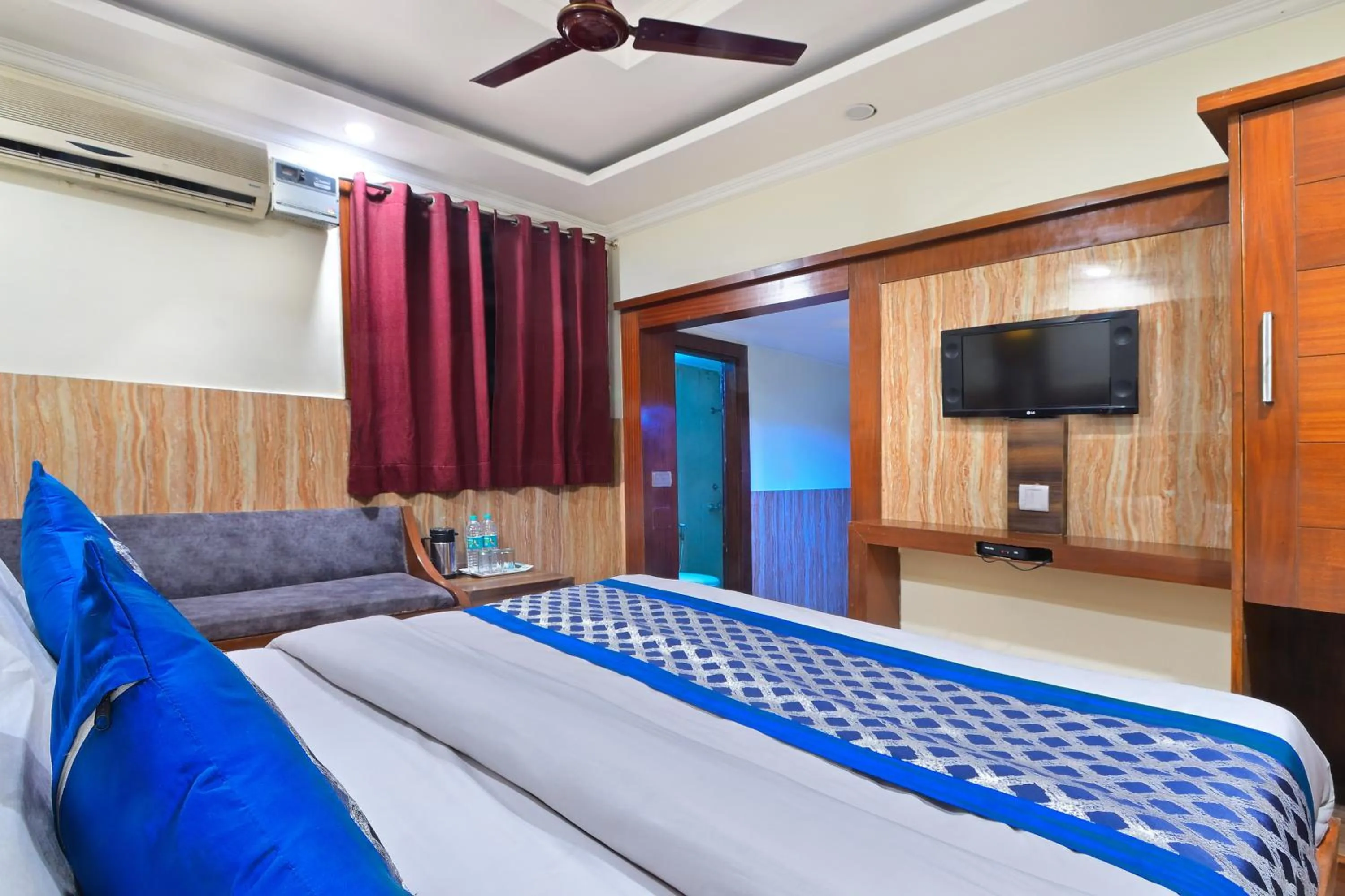Bedroom, Bed in Hotel Glow Inn Paharganj-3 Mins Walk From New Delhi Railway Station