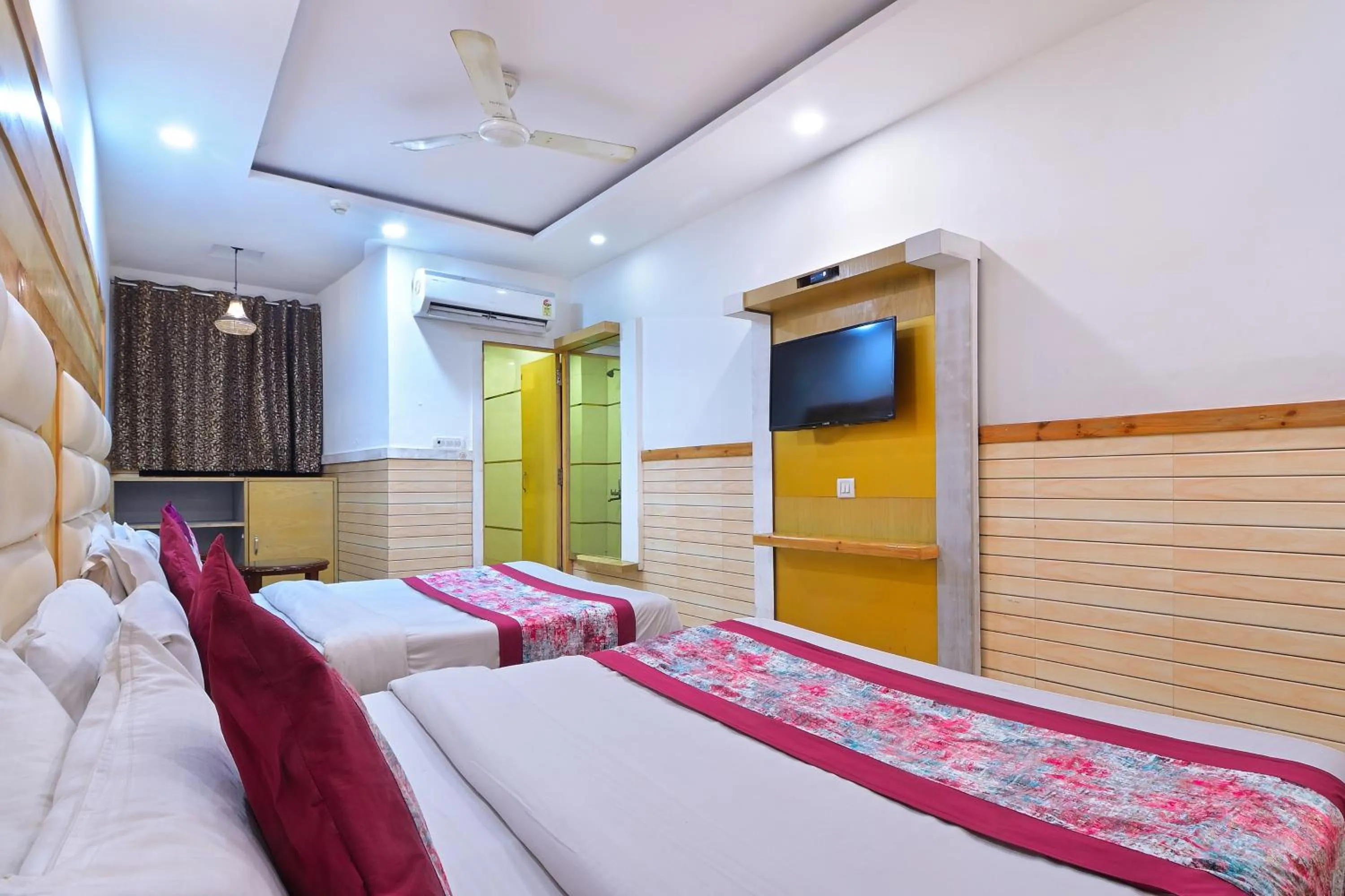 Bedroom, Bed in Hotel Glow Inn Paharganj-3 Mins Walk From New Delhi Railway Station