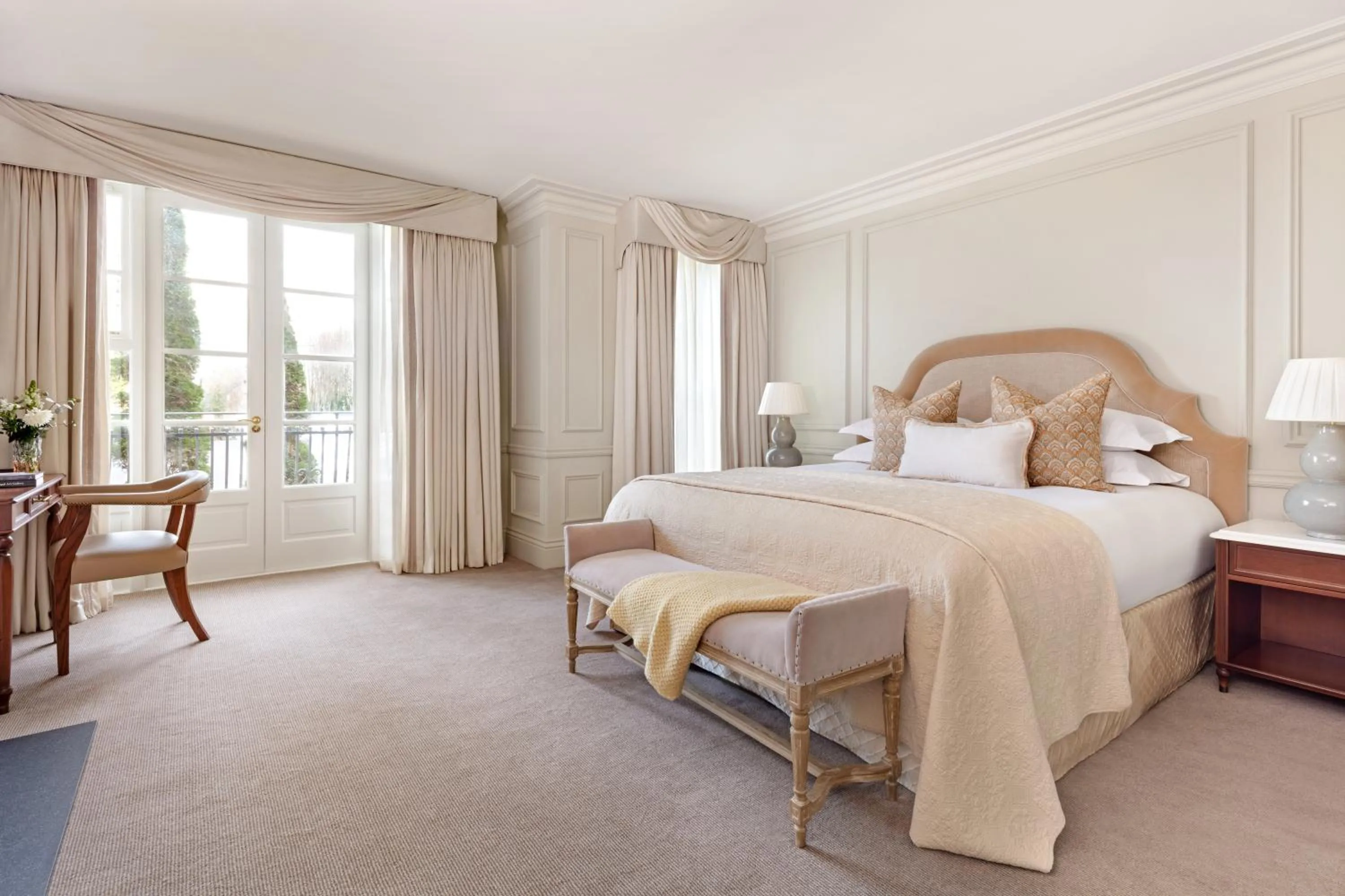 Bedroom, Bed in Hayfield Manor