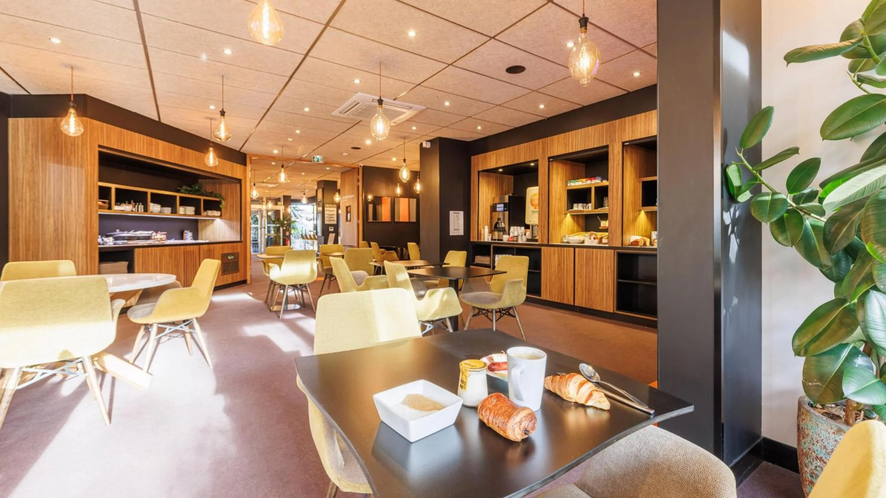 Breakfast in Kyriad Clermont Ferrand Nord - Riom