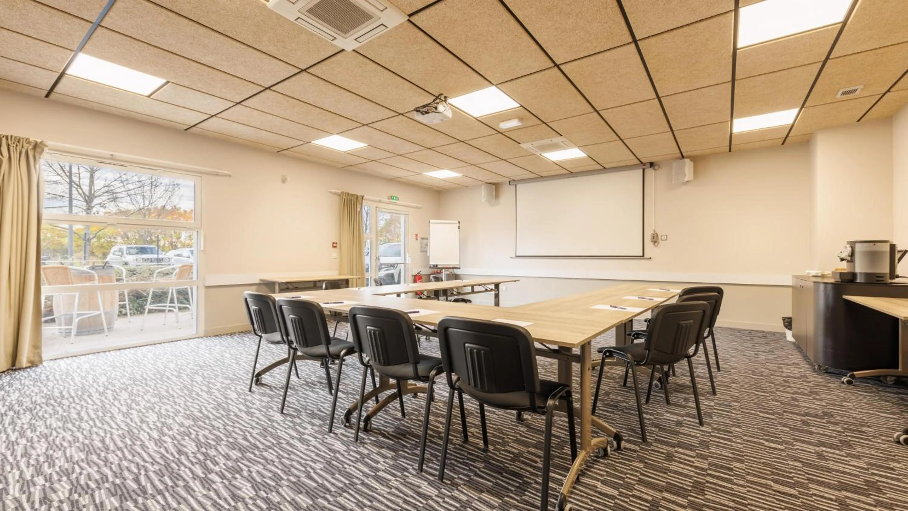 Property building in Kyriad Clermont Ferrand Nord - Riom