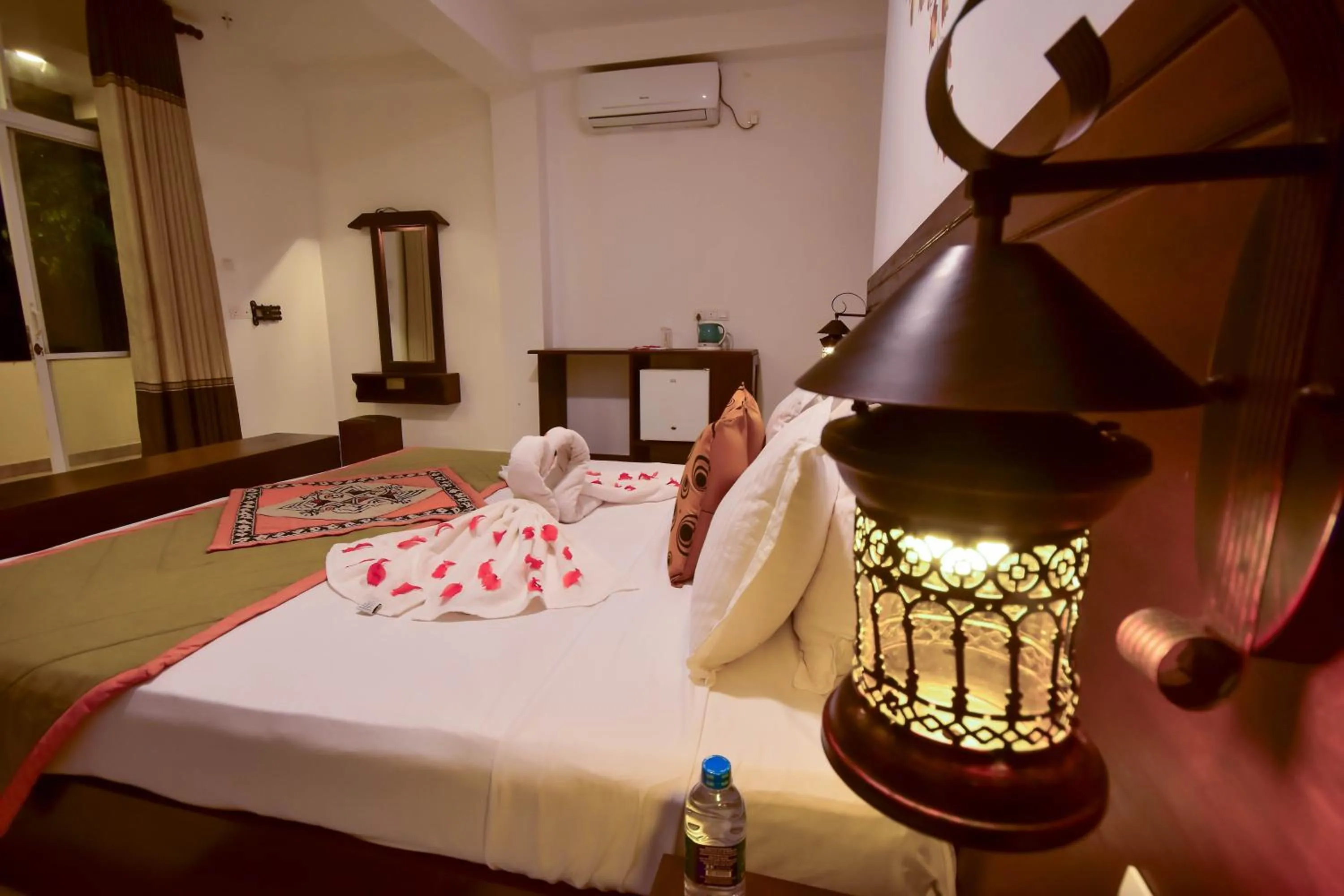 Bedroom, Bed in Jungle Villa - Induruwa