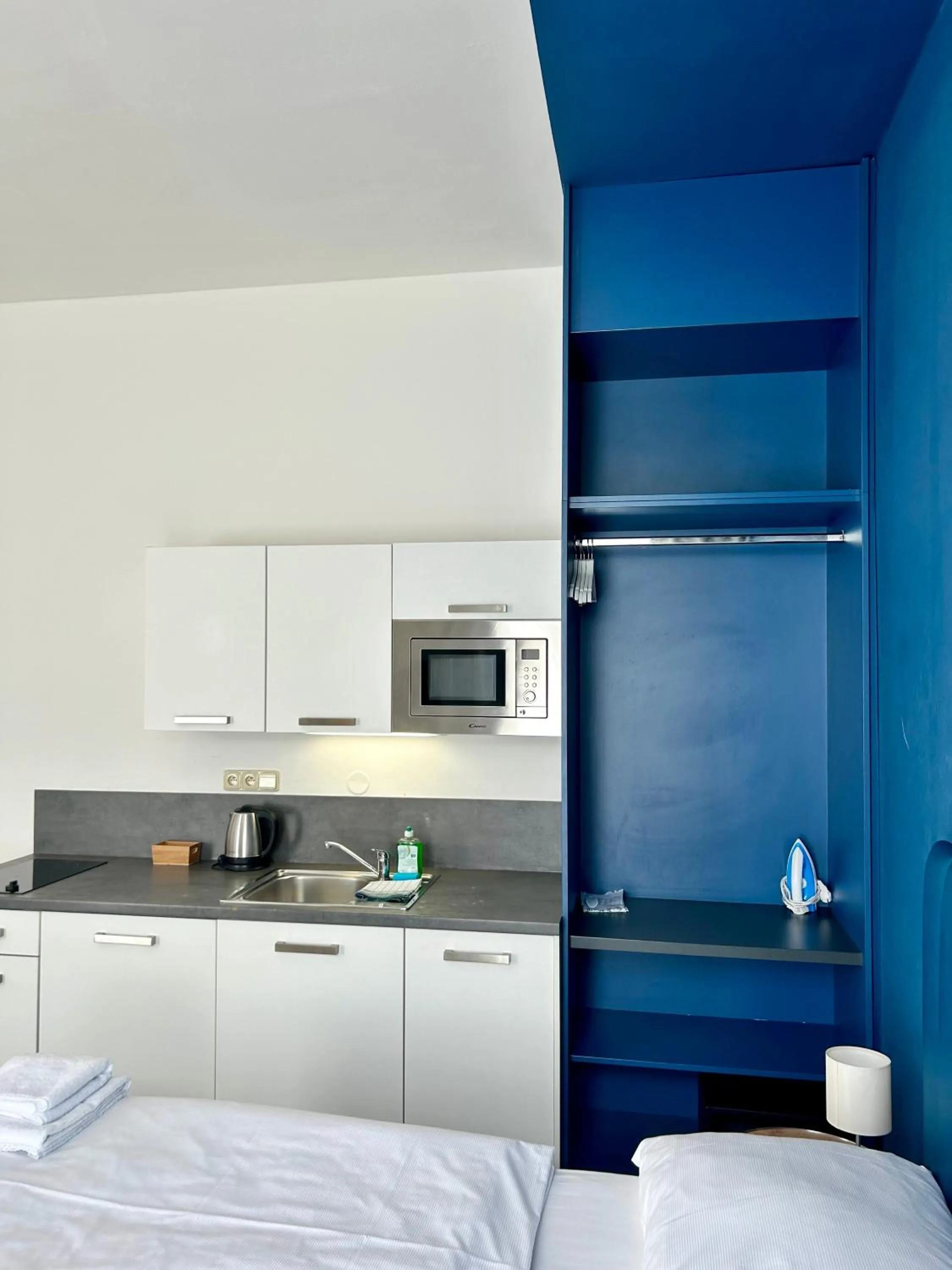 Kitchen or kitchenette, Bed in Alveo Suites